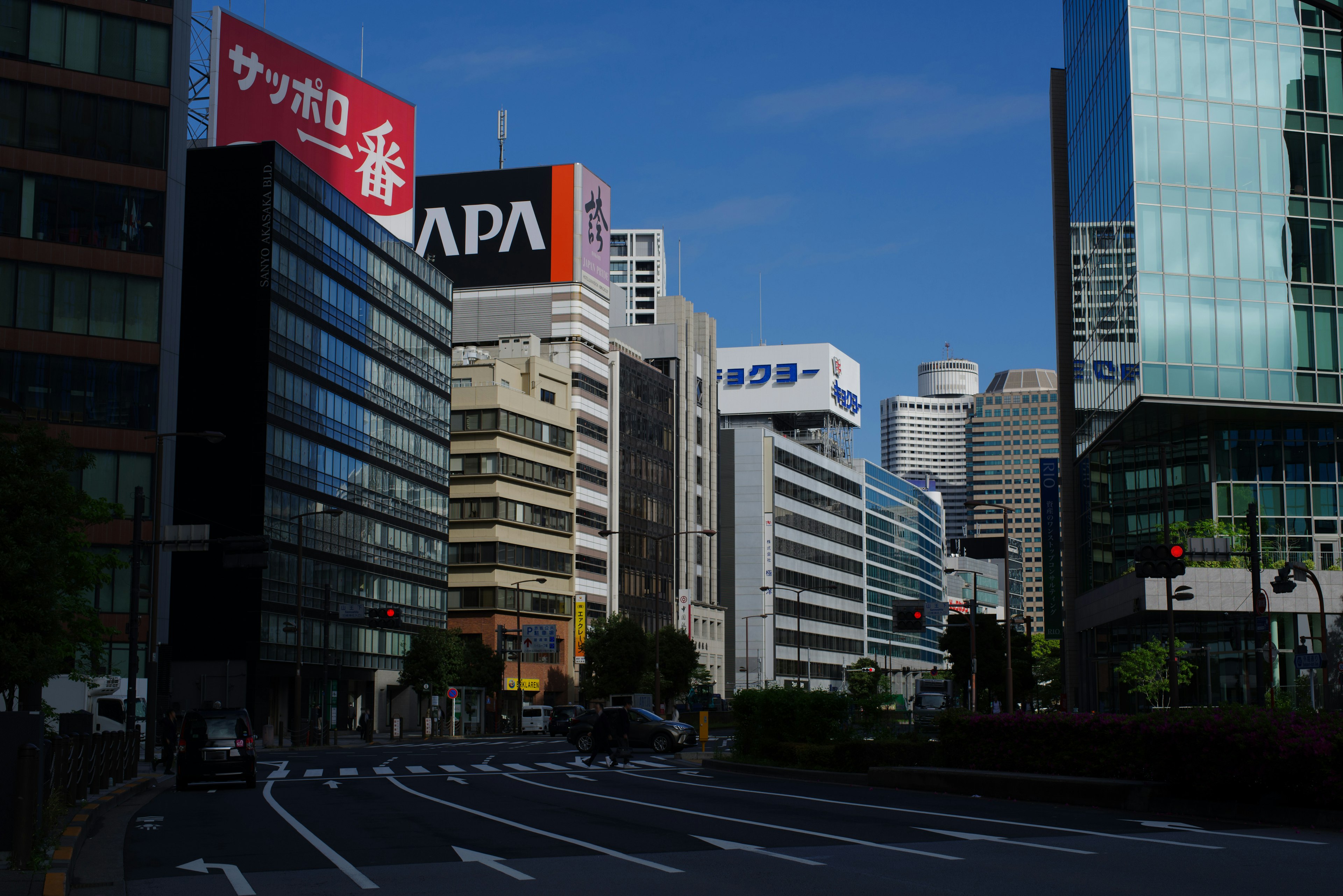 Paysage urbain avec des bâtiments modernes et un ciel bleu clair