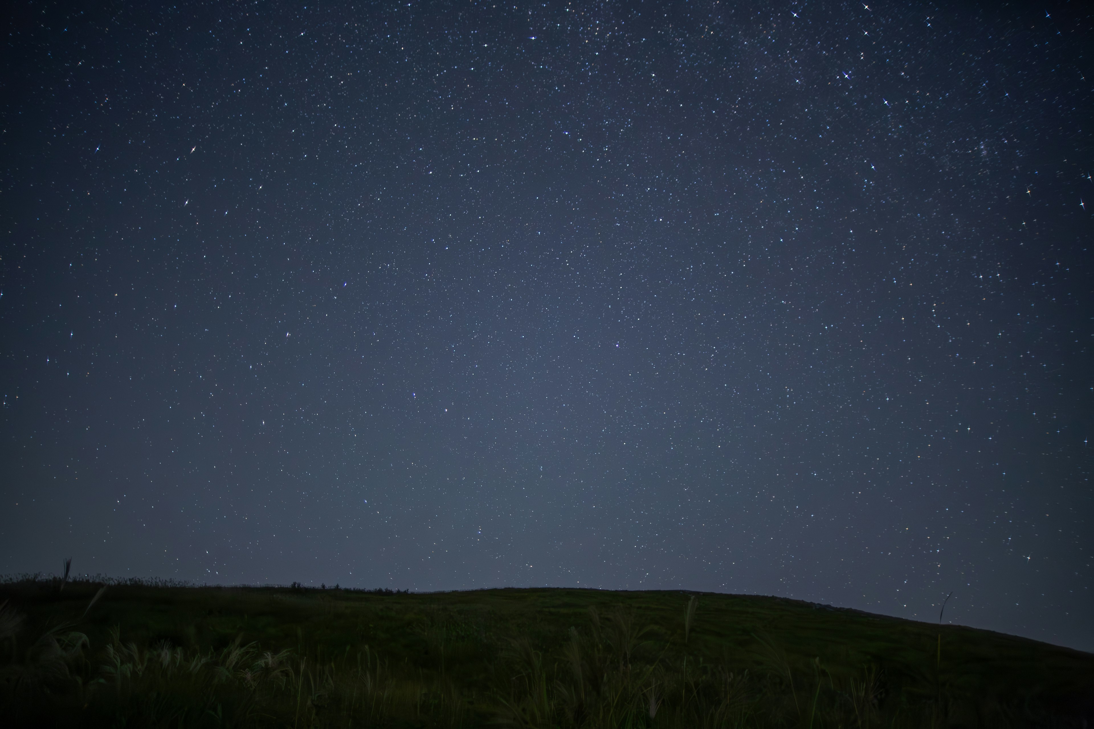 Cielo stellato sopra una collina con stelle sparse