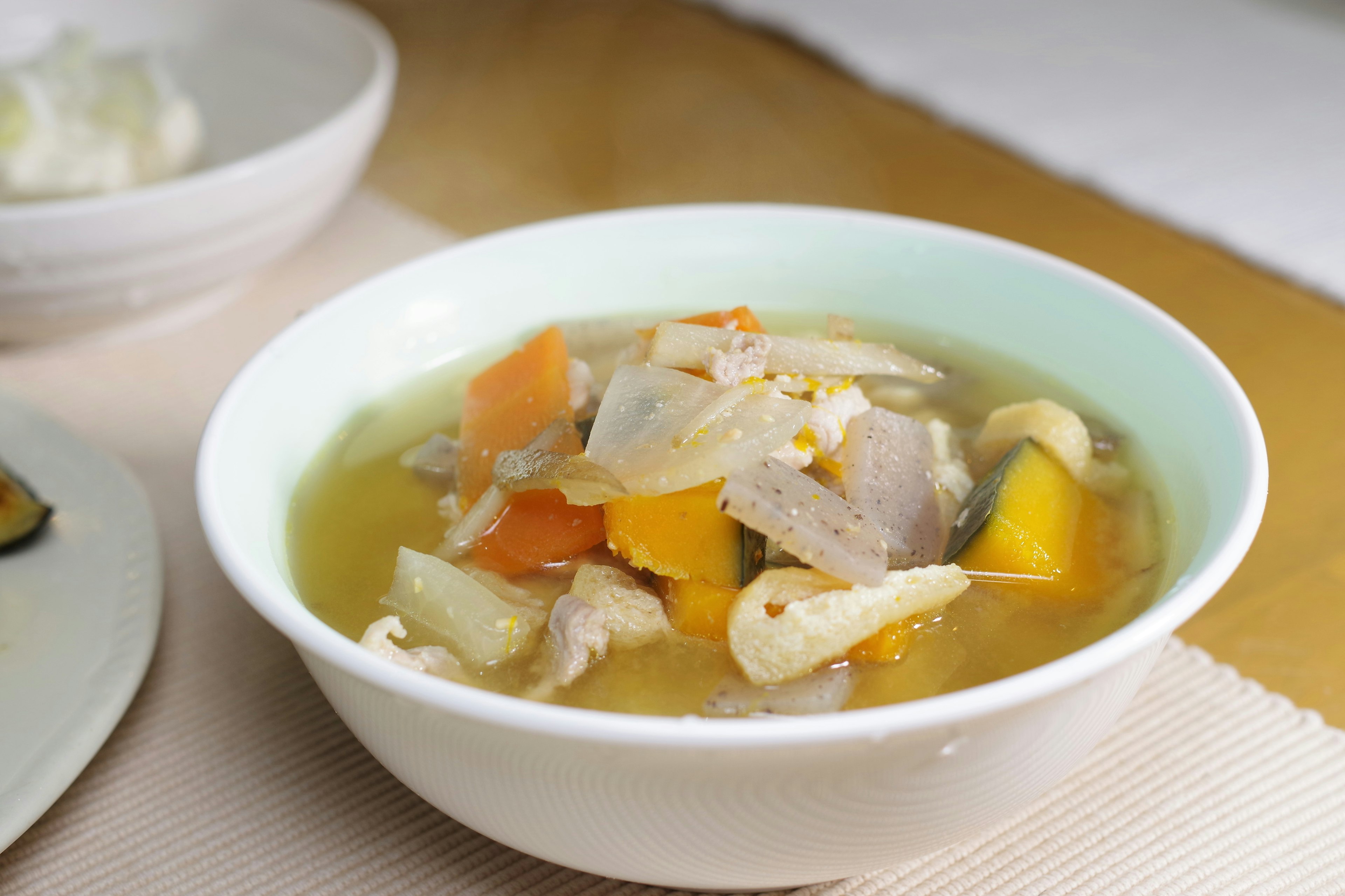 Sopa de verduras y carne en un tazón blanco