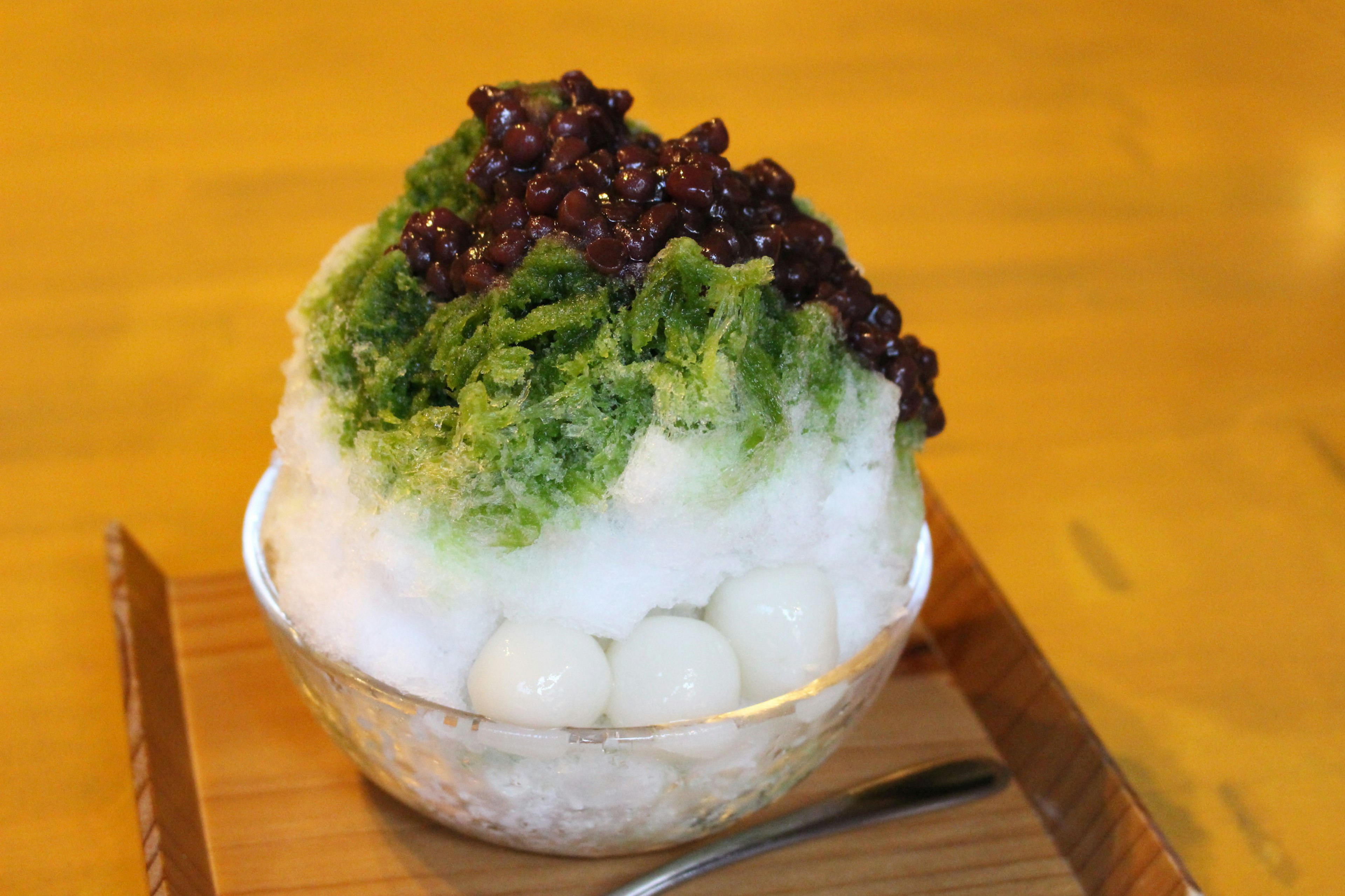 Puding es serut dengan matcha, kacang merah, dan bola mochi