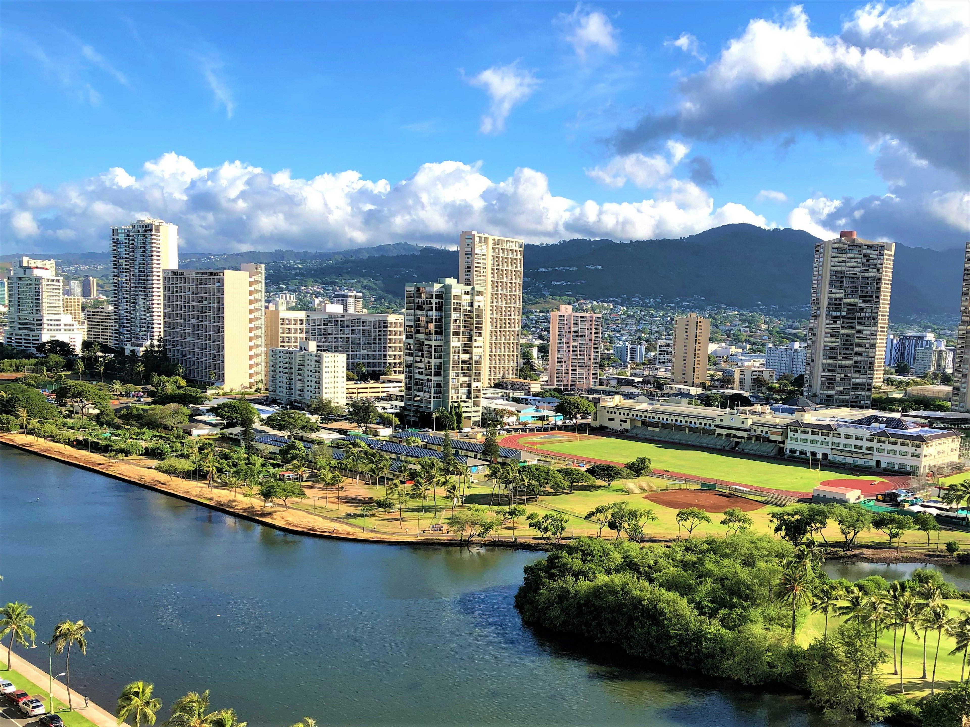 Eine malerische Aussicht auf Honolulu mit Wolkenkratzern und blauem Himmel