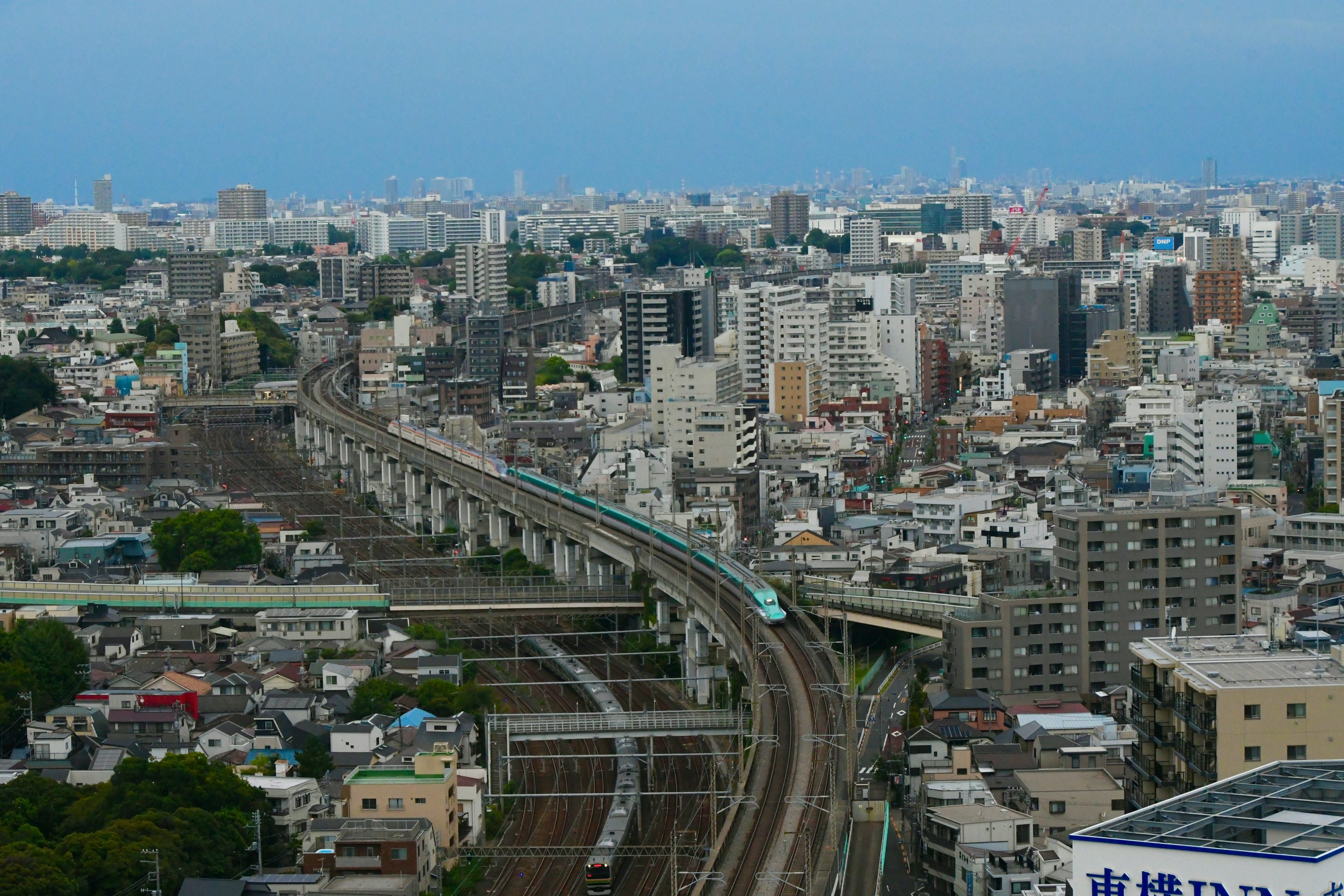 Skyline cittadino con grattacieli e binari ferroviari