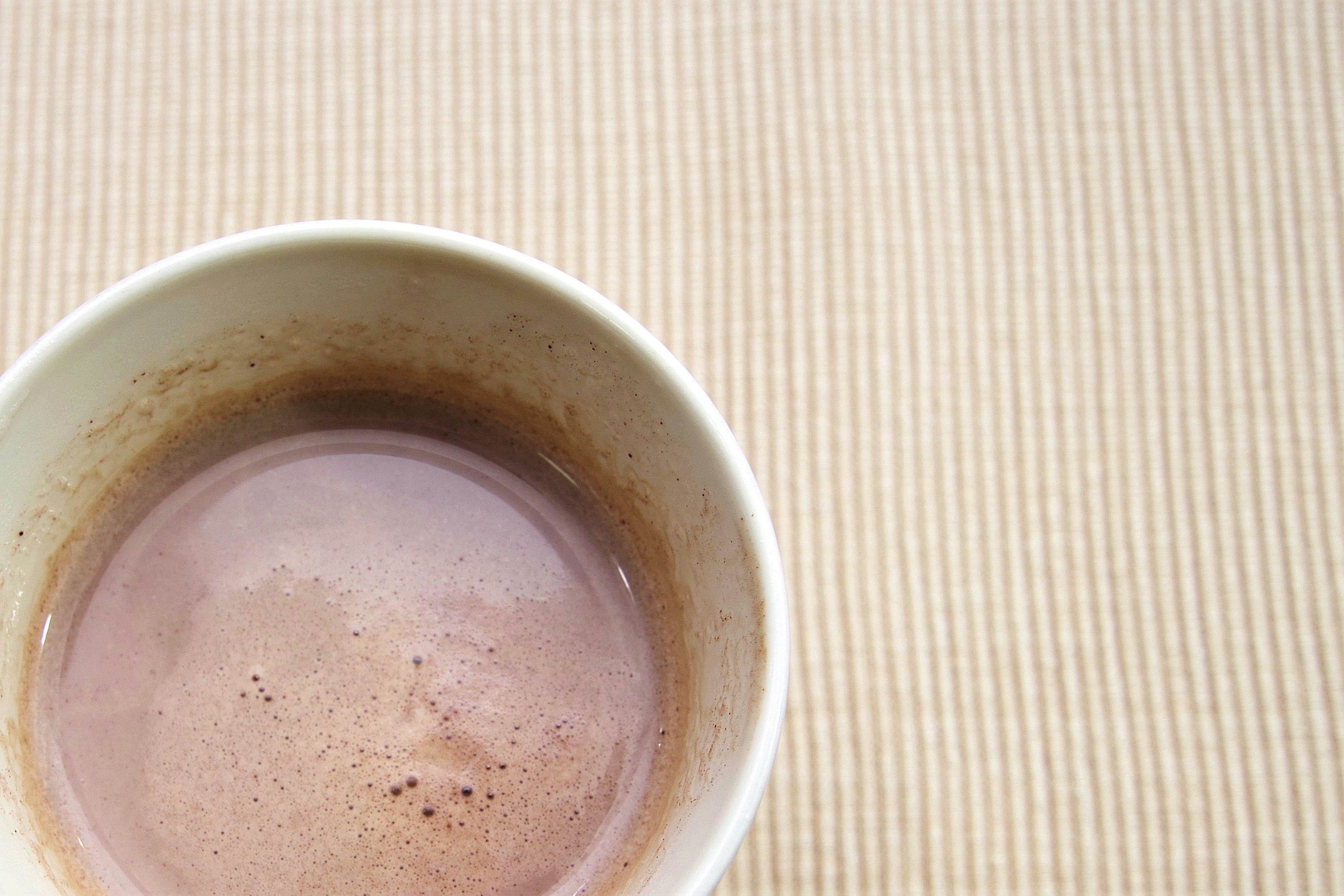 Vista superior de una bebida caliente de chocolate en una taza blanca