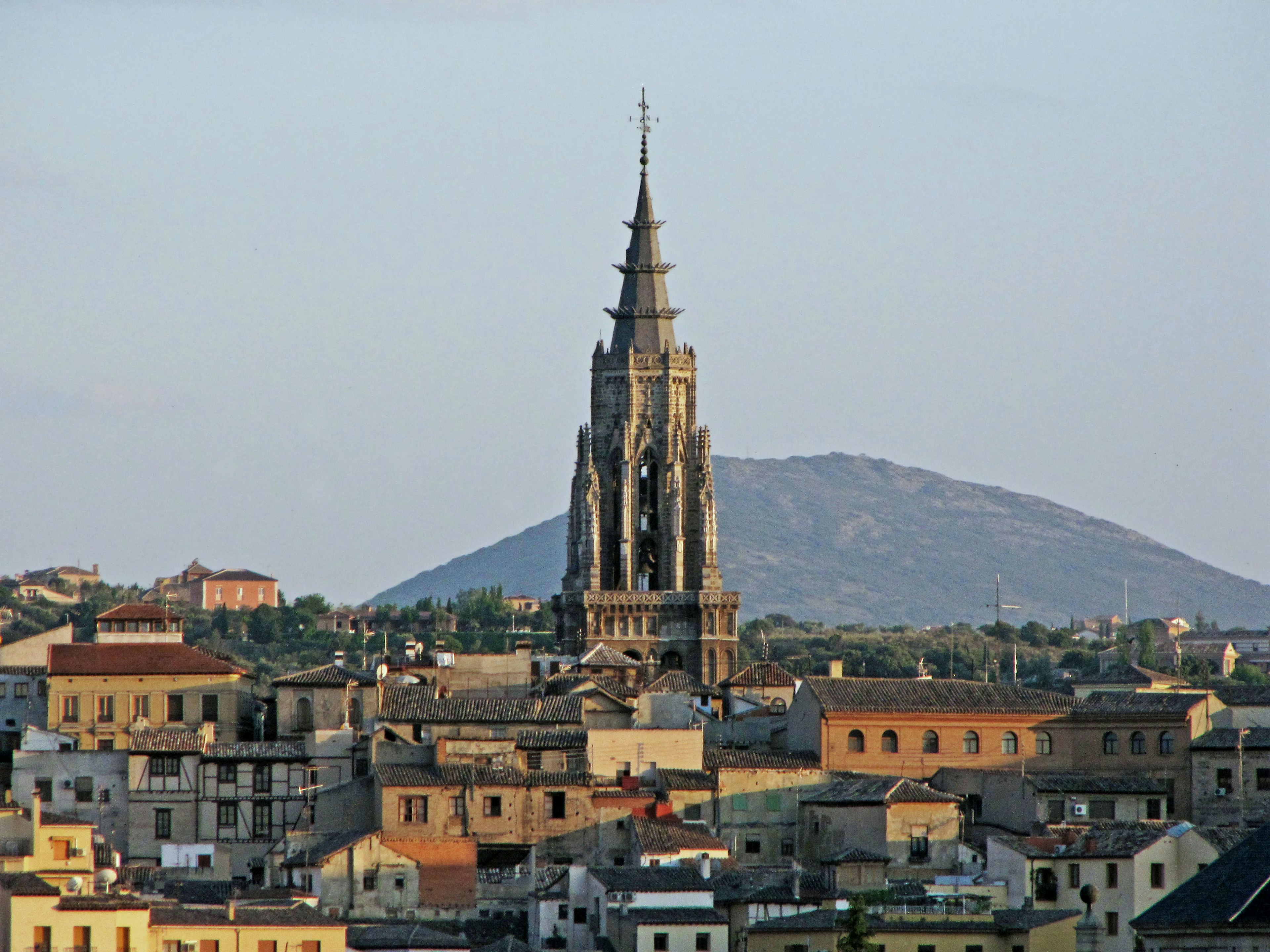 Menara megah Katedral Toledo dengan lanskap perkotaan di sekitarnya