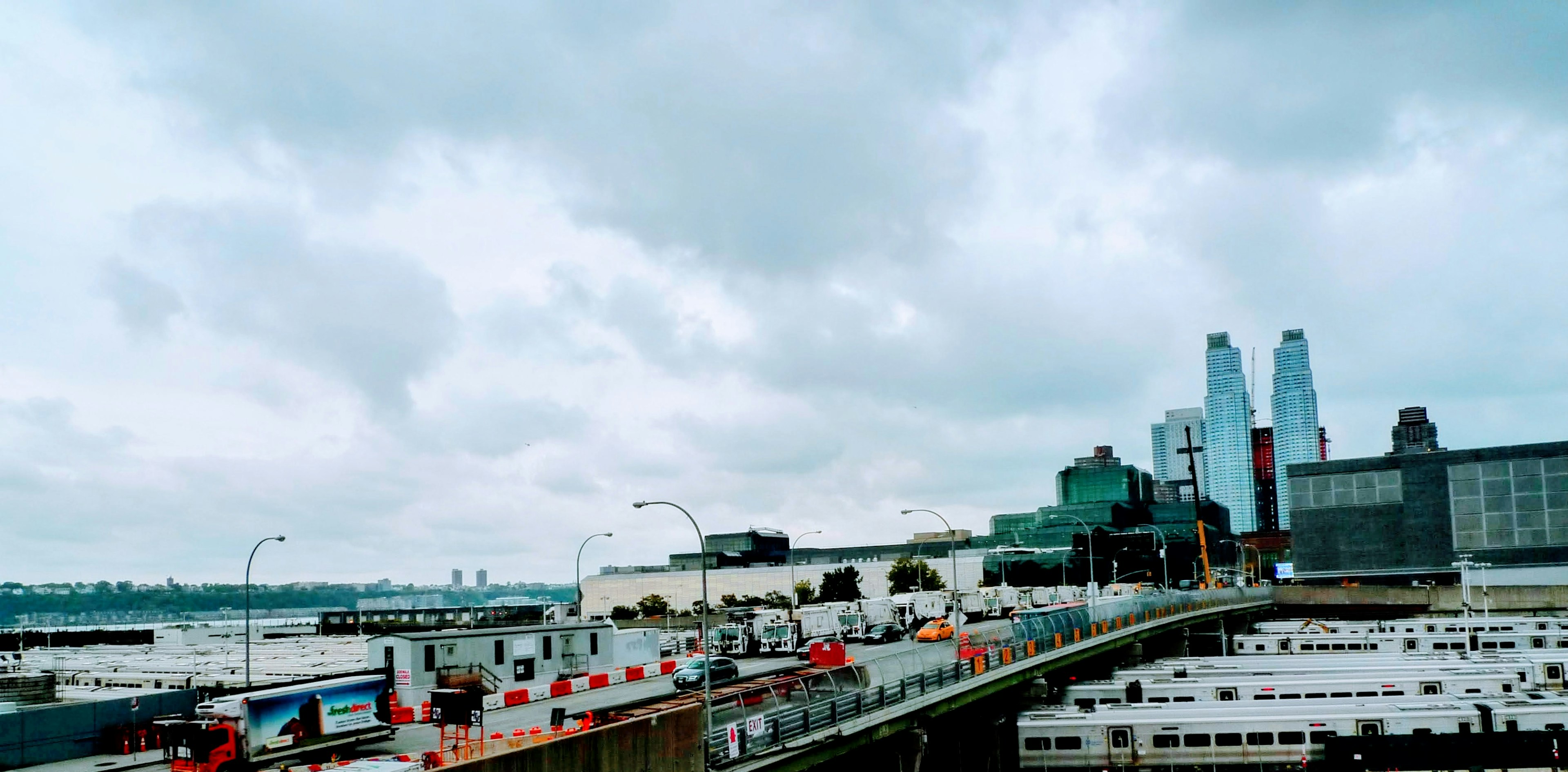 工業港口景觀與陰雲密布的天空