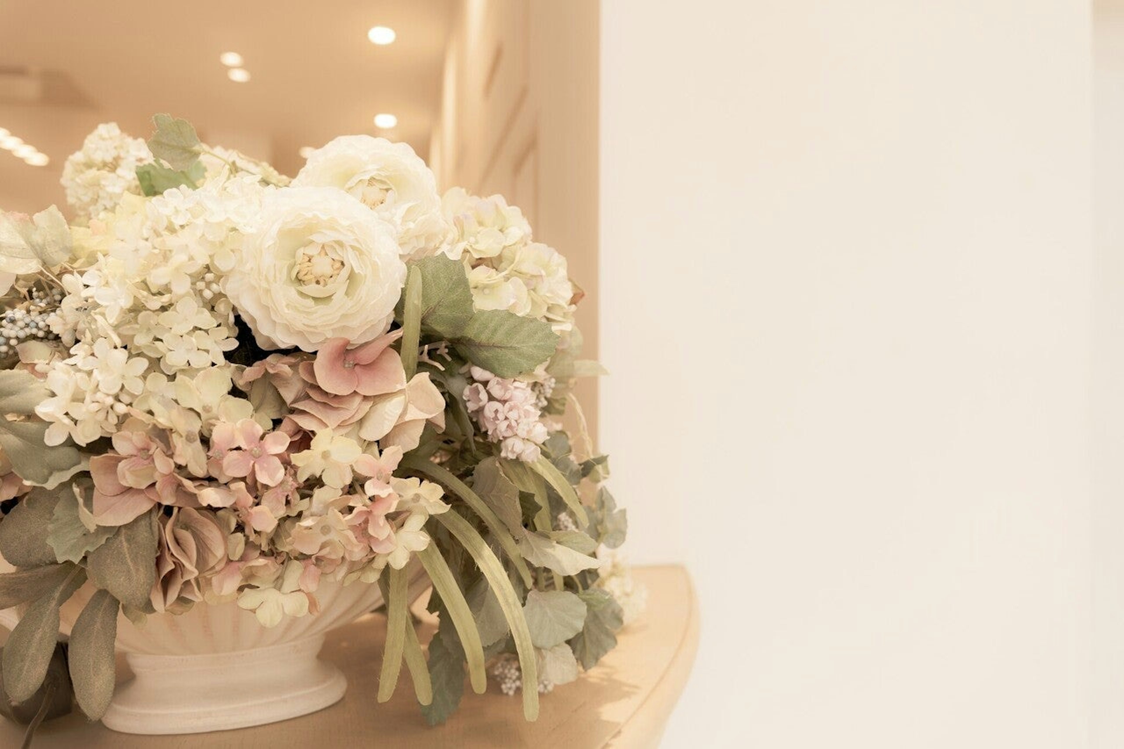 Un magnifique bouquet de fleurs blanches et roses