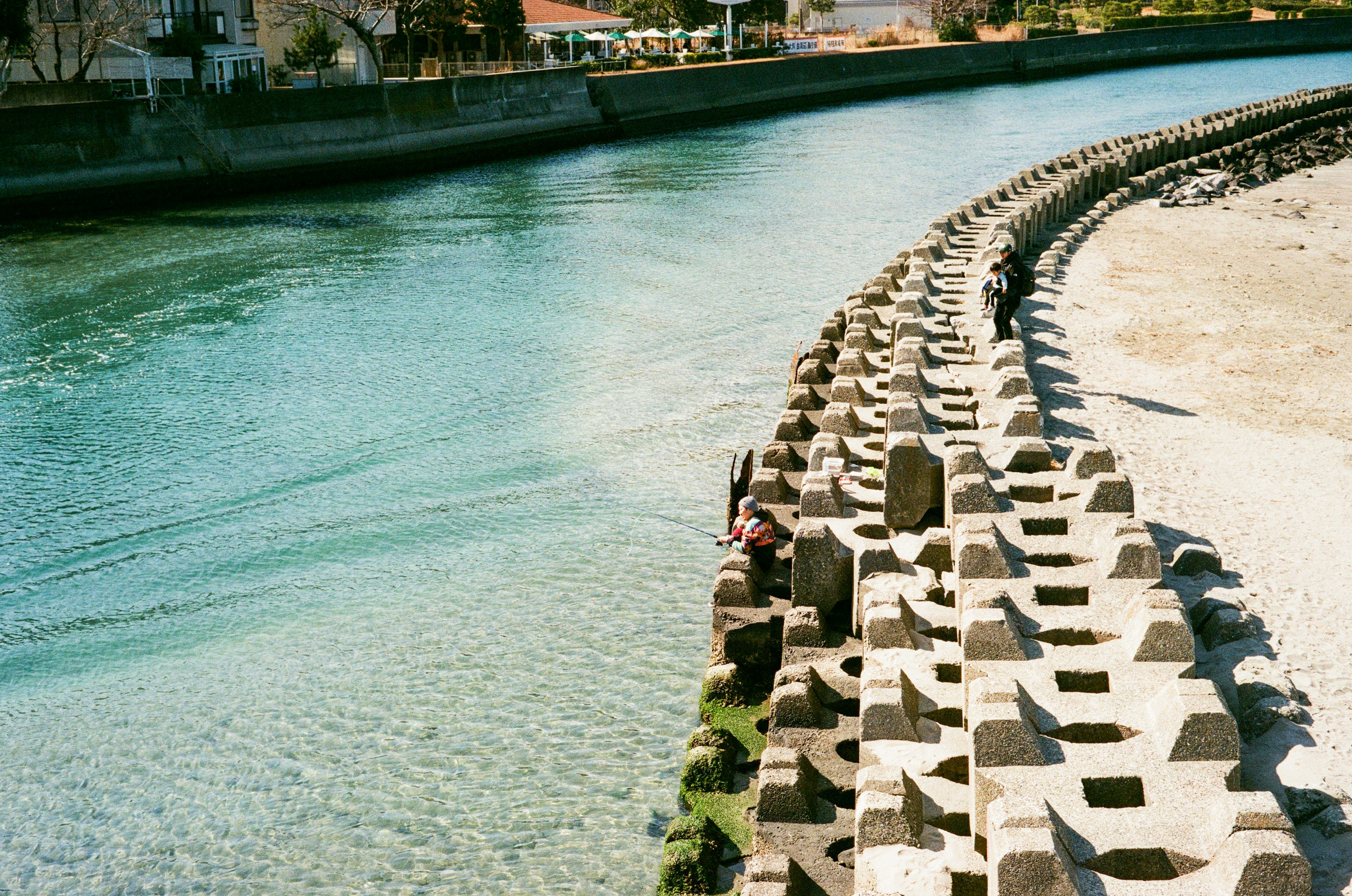 Paisaje fluvial con agua clara y un dique curvado