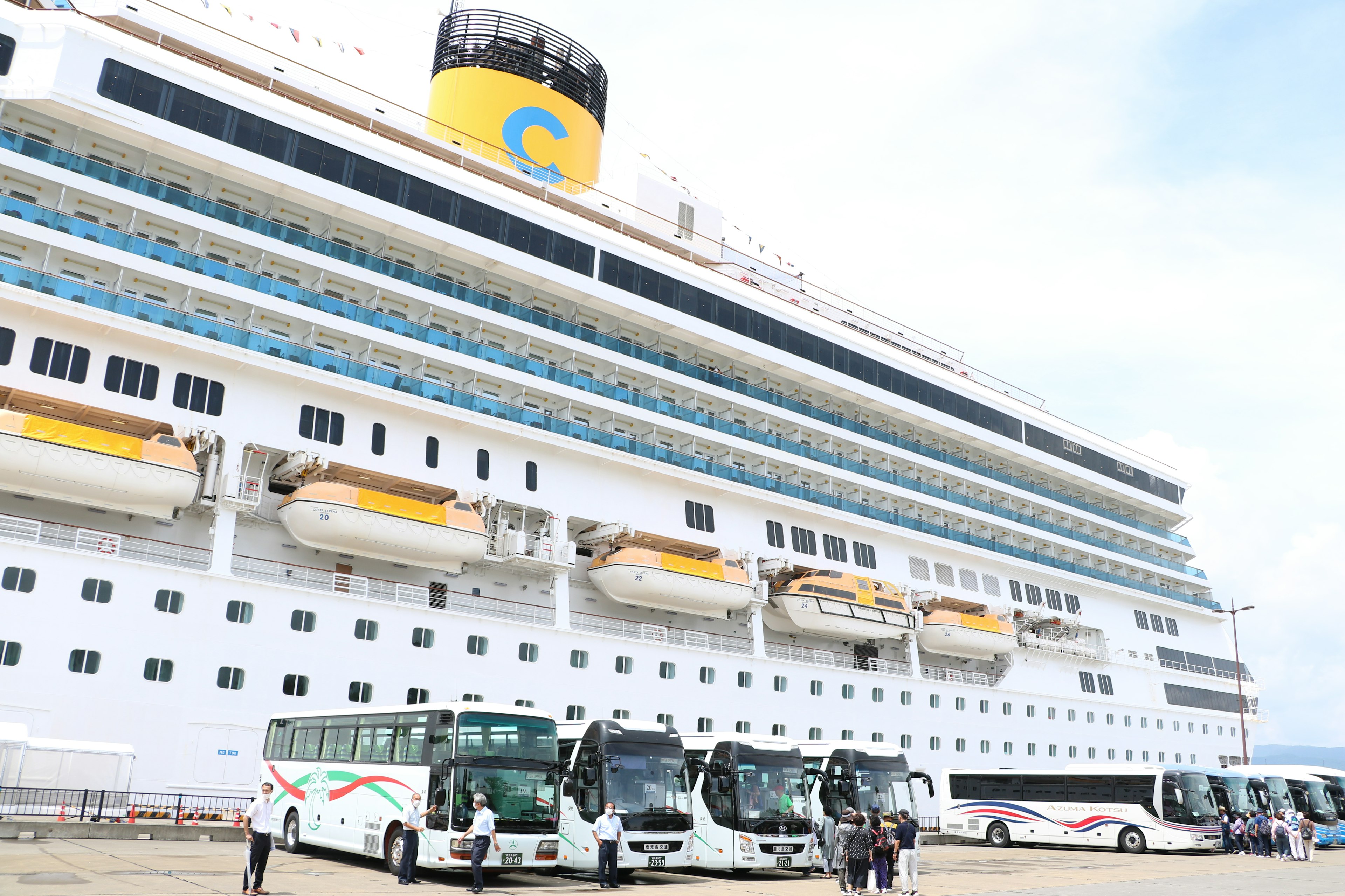 Vista di una nave da crociera e autobus Grande nave da crociera ormeggiata con autobus allineati nelle vicinanze