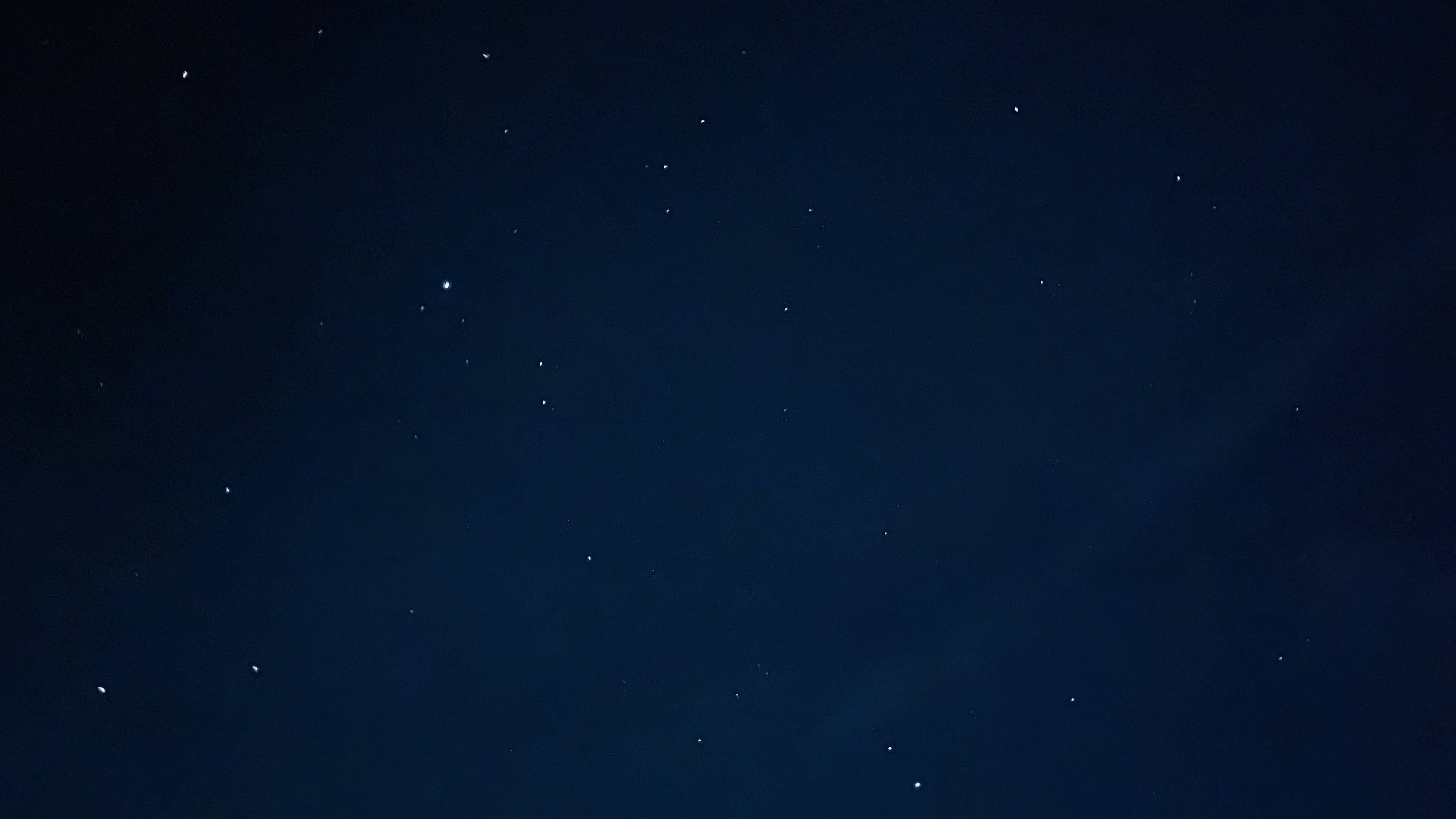 Hermoso cielo nocturno lleno de estrellas brillantes dispersas