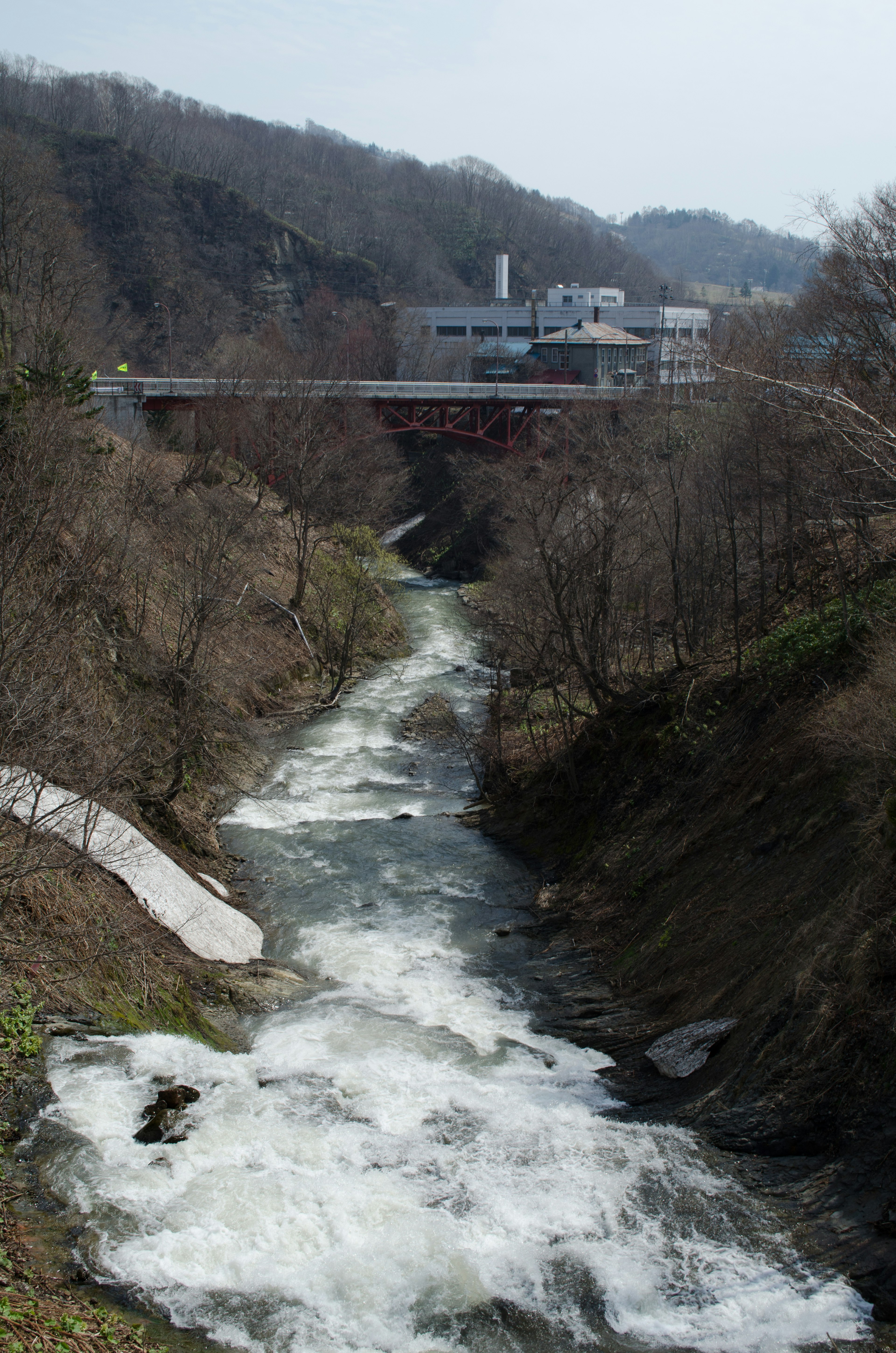 Vista panoramica di un fiume che scorre sotto un ponte