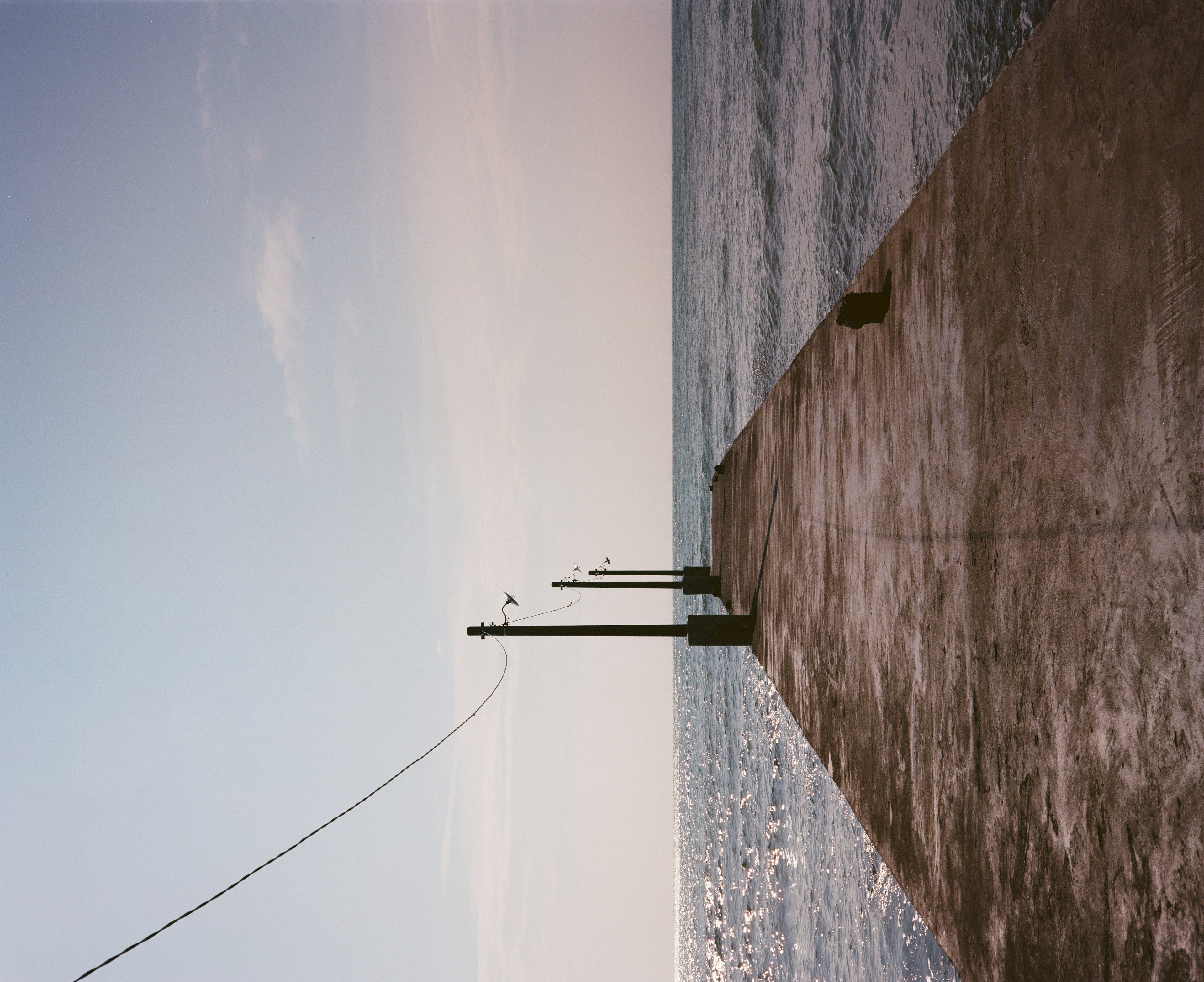 Vista escénica de un muelle que se extiende hacia un mar tranquilo