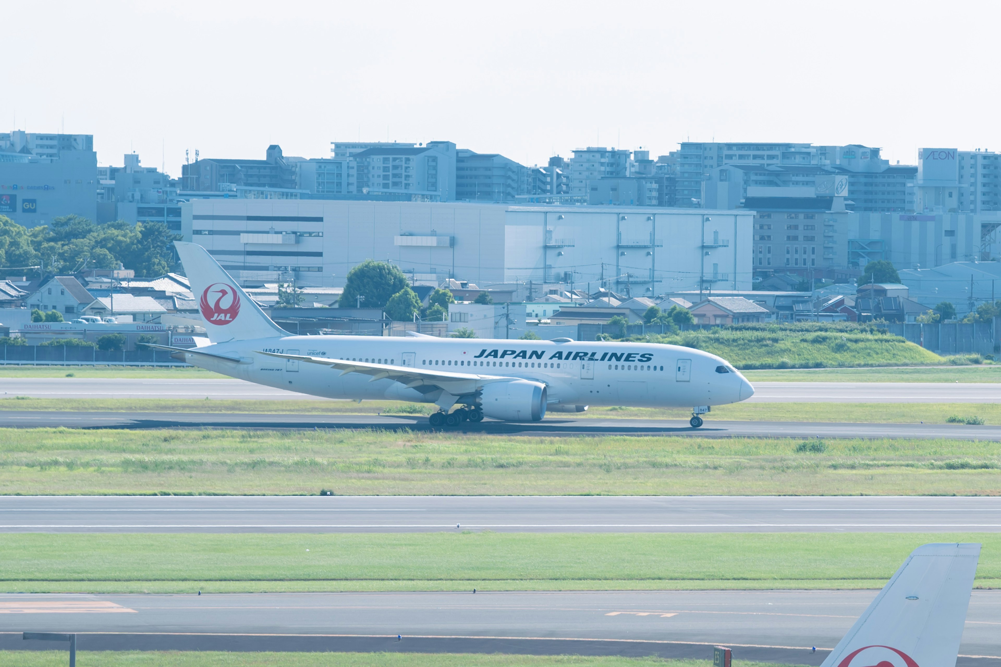 Passagierflugzeug von Japan Airlines, das auf der Landebahn rollt