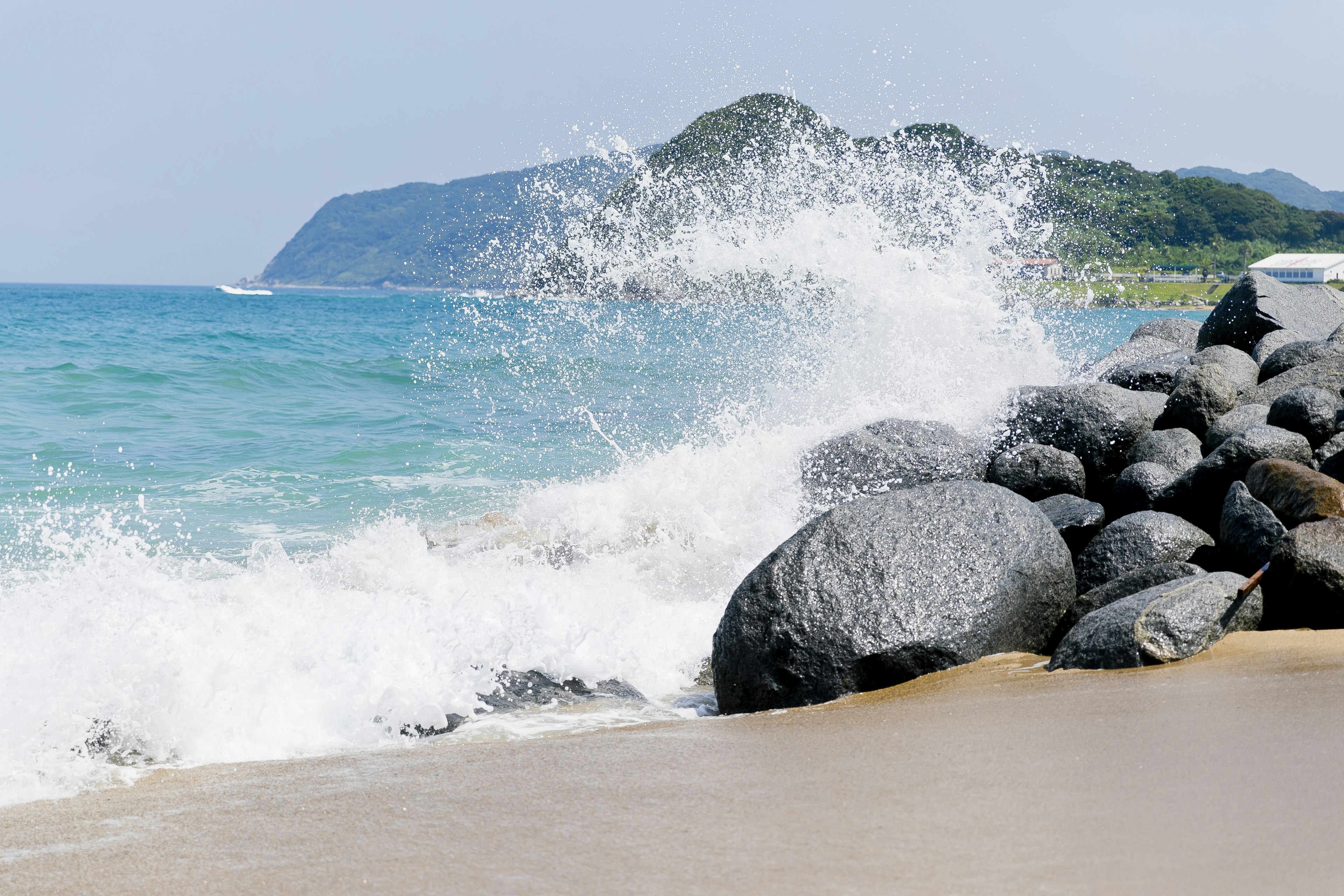 Escena costera con olas rompiendo contra rocas