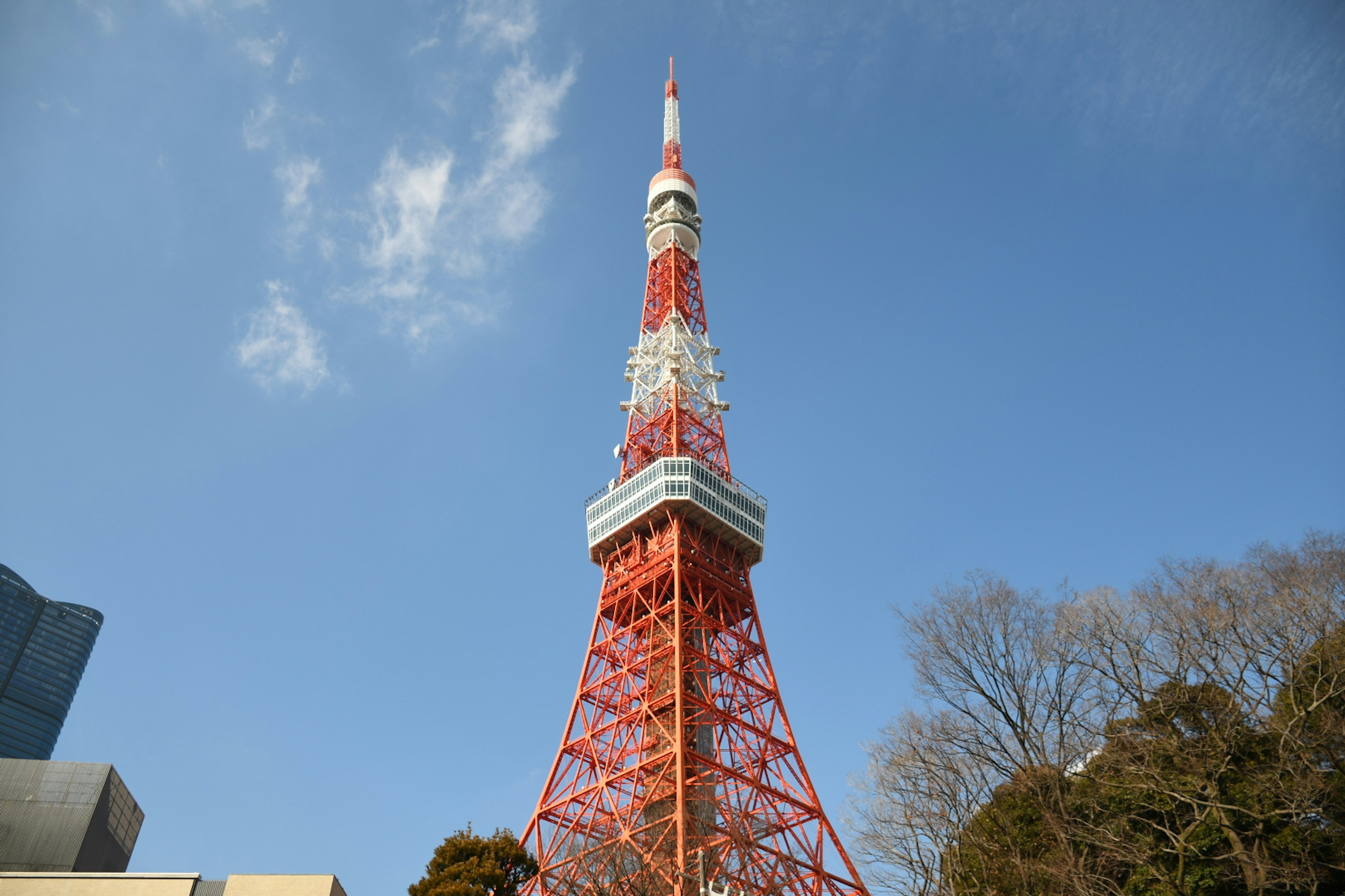 Die rote und weiße Struktur des Tokyo Towers erhebt sich gegen einen blauen Himmel