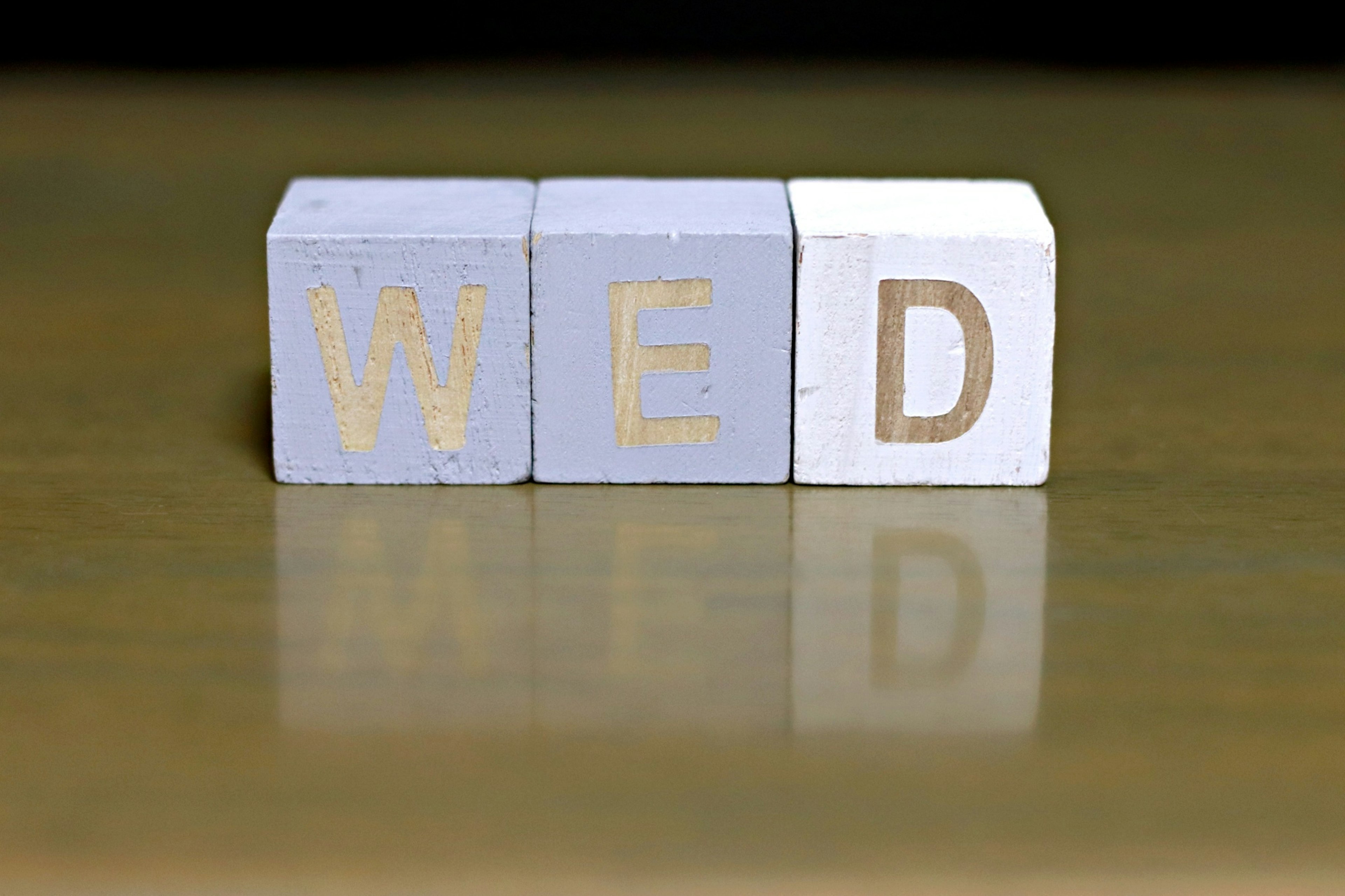 บล็อกไม้ที่แสดงตัวอักษร WED