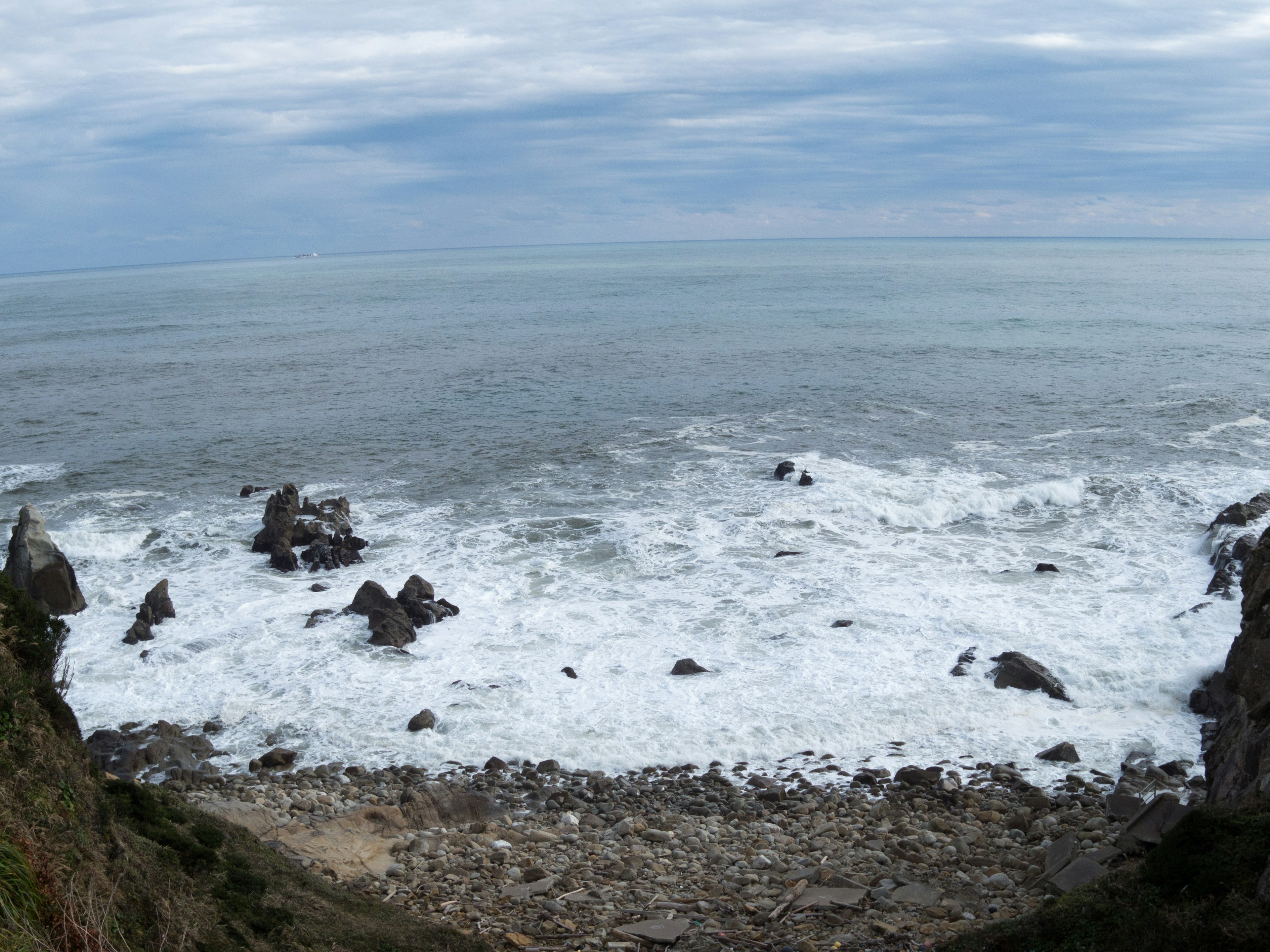 Vista costera con rocas y olas rompientes