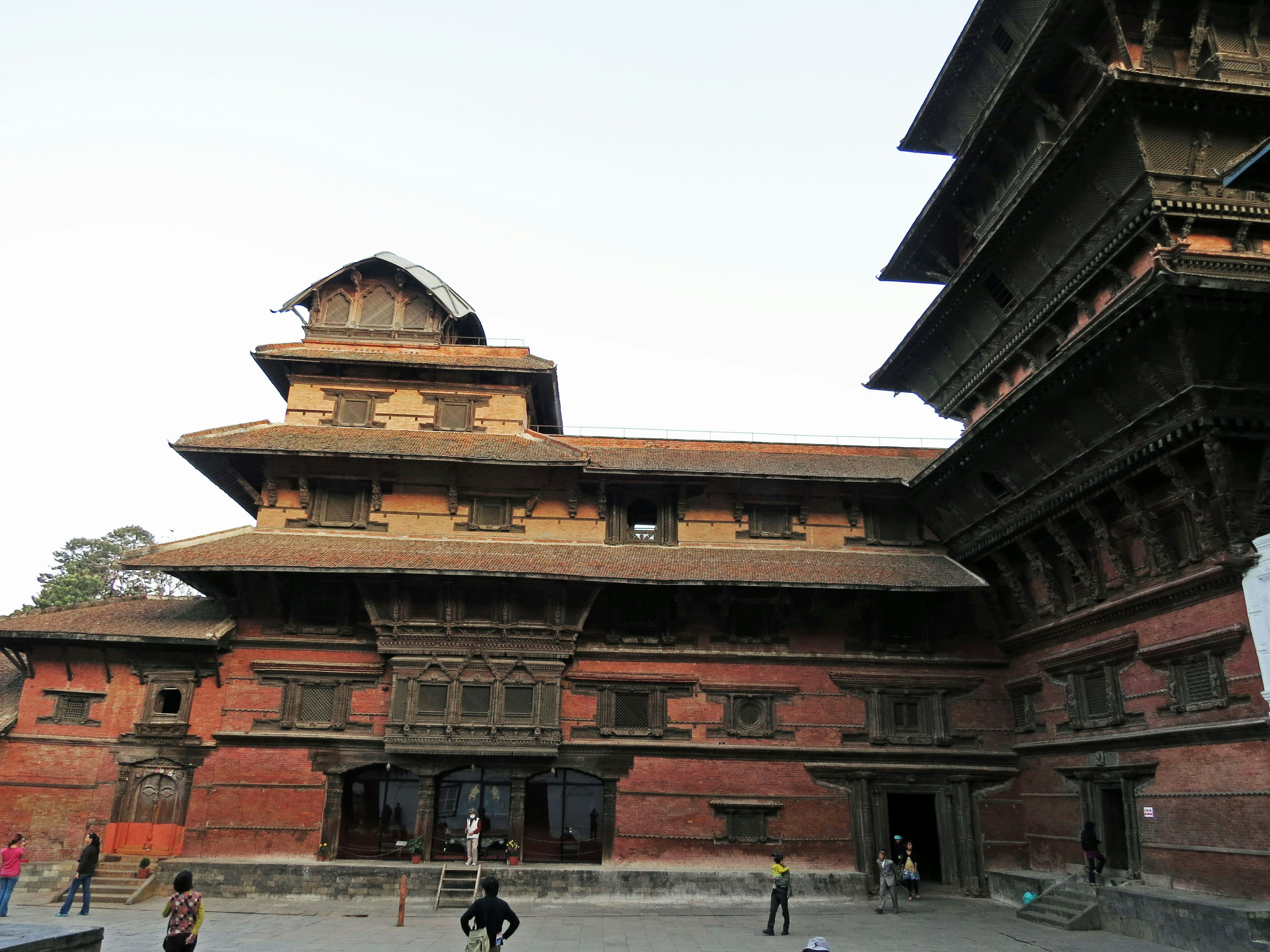 Vista exterior de un edificio tradicional nepalí con arquitectura de ladrillo rojo