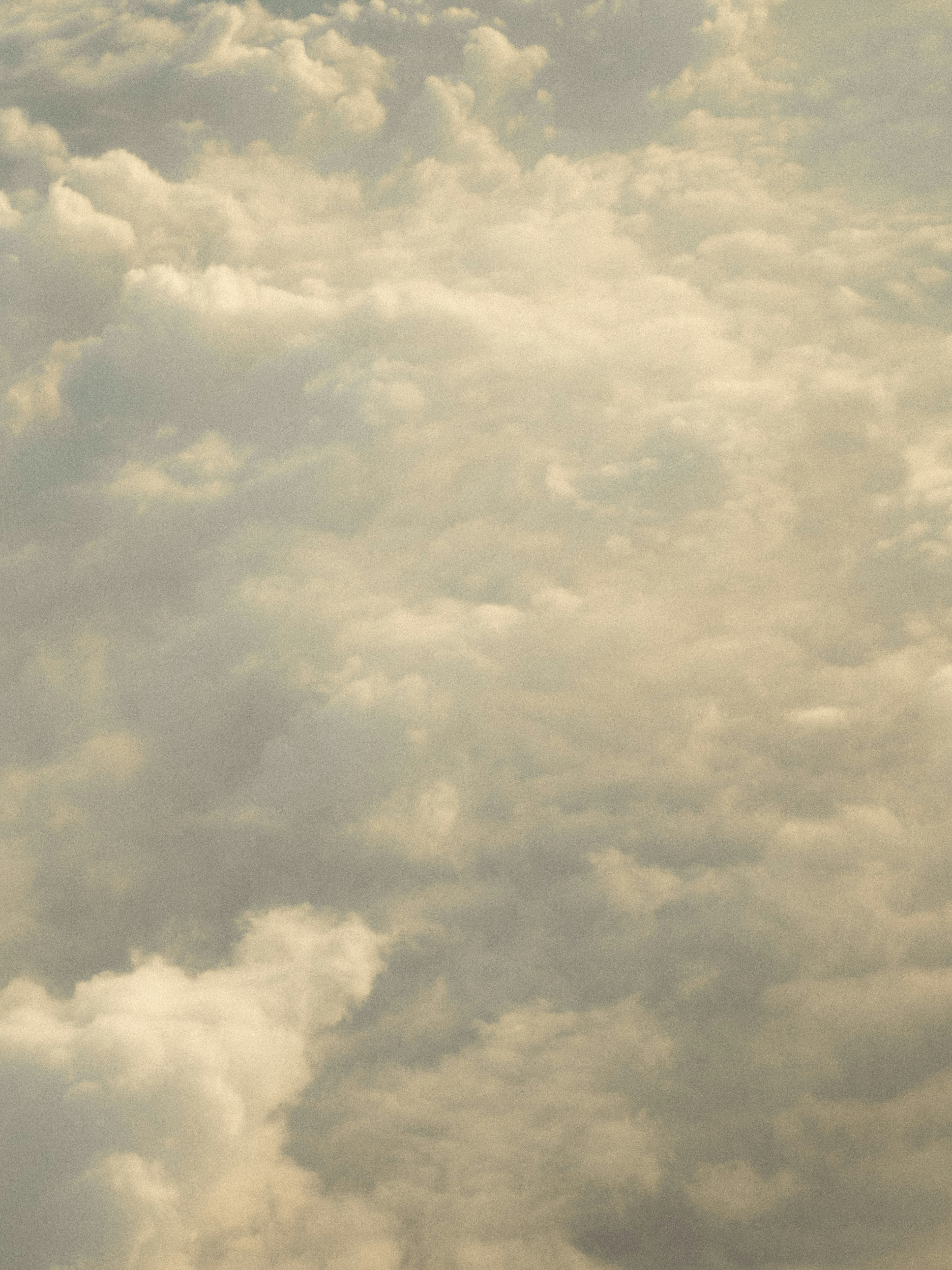 雲が広がる空の上の柔らかい光