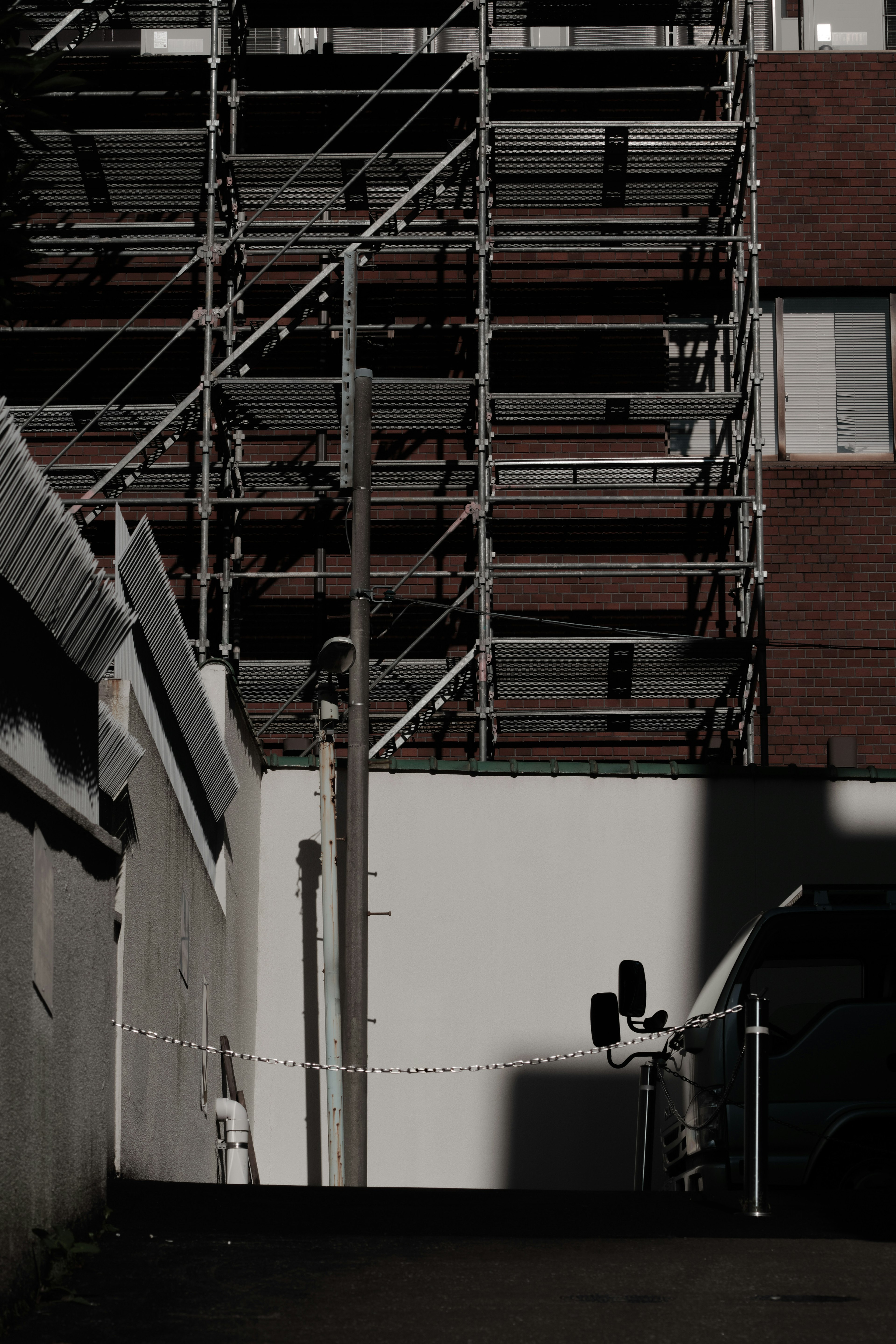 Foto de un callejón oscuro que muestra andamios en un edificio en renovación