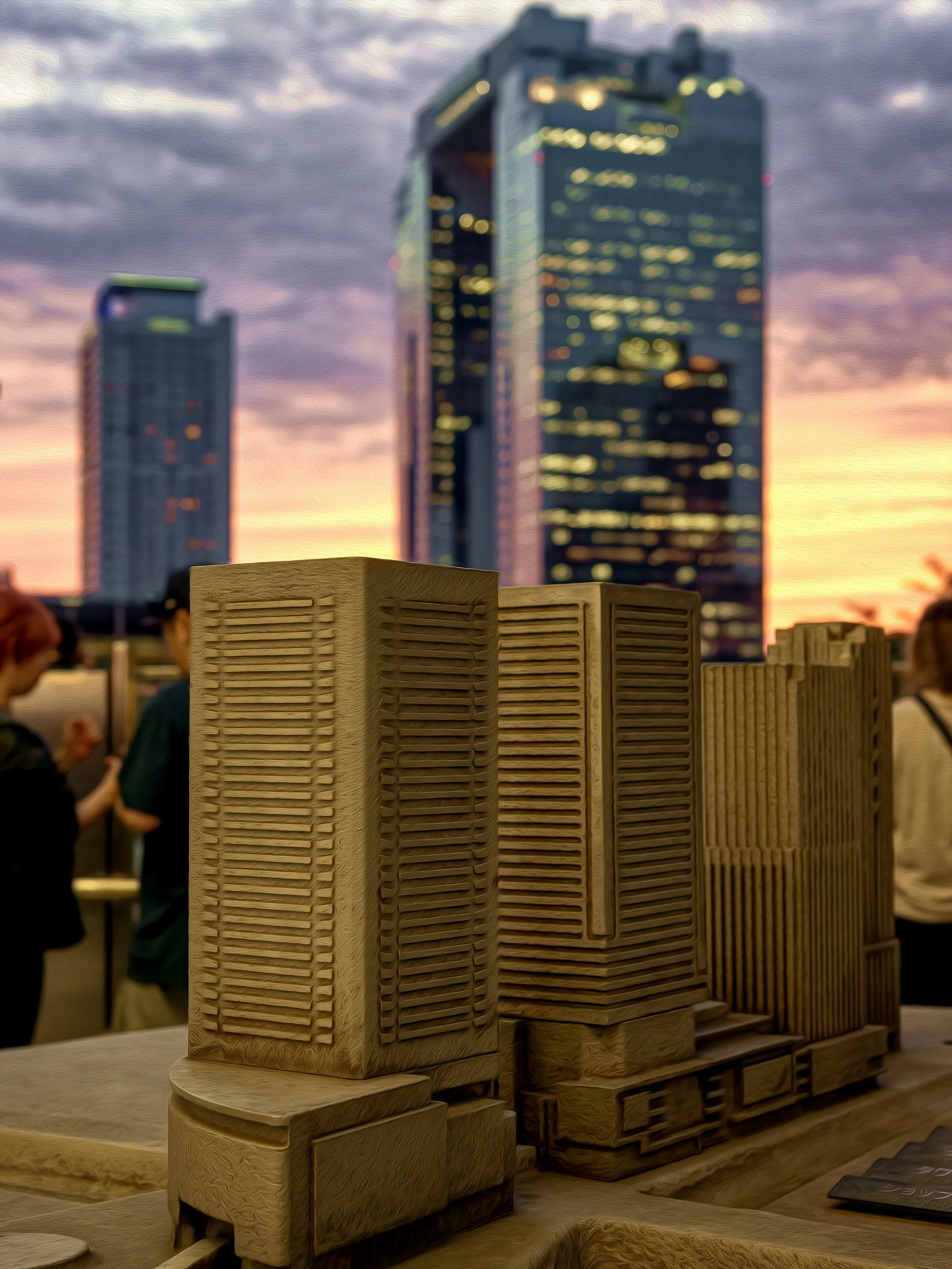 Modell von Wolkenkratzern im Sonnenuntergang mit echten Gebäuden im Hintergrund