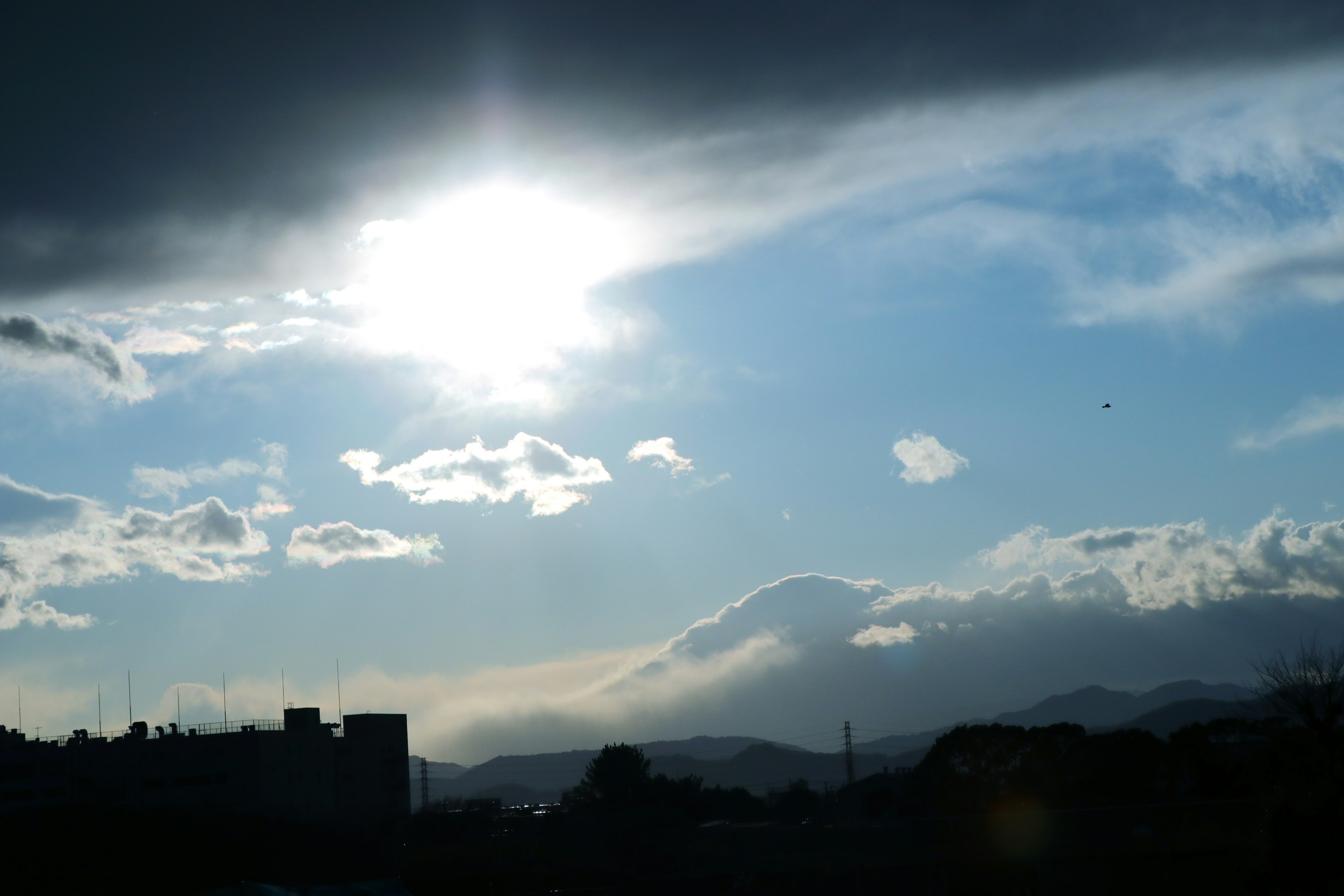 Soleil brillant à travers les nuages au-dessus des montagnes