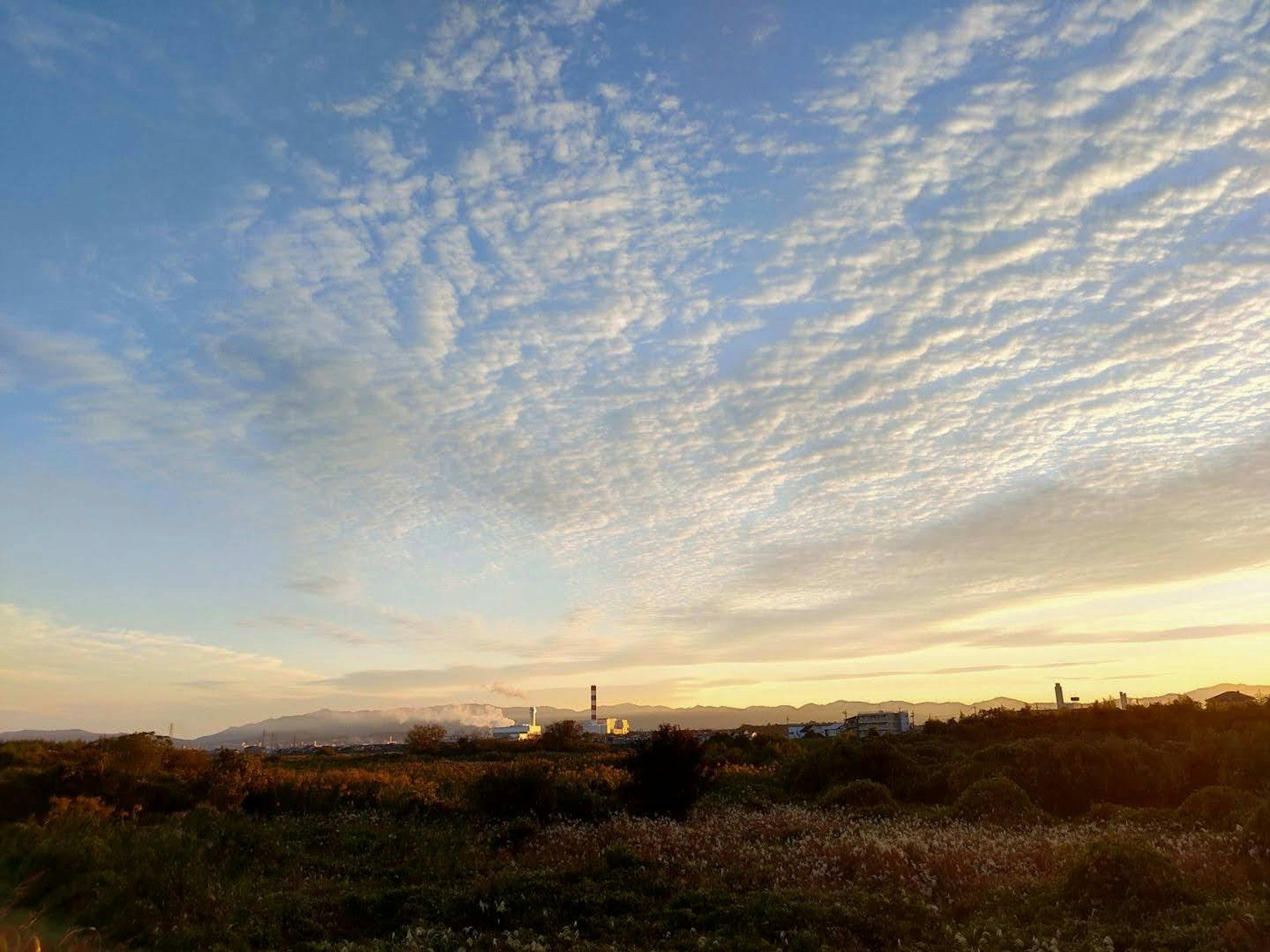 Paisaje con cielo de atardecer colorido y nubes