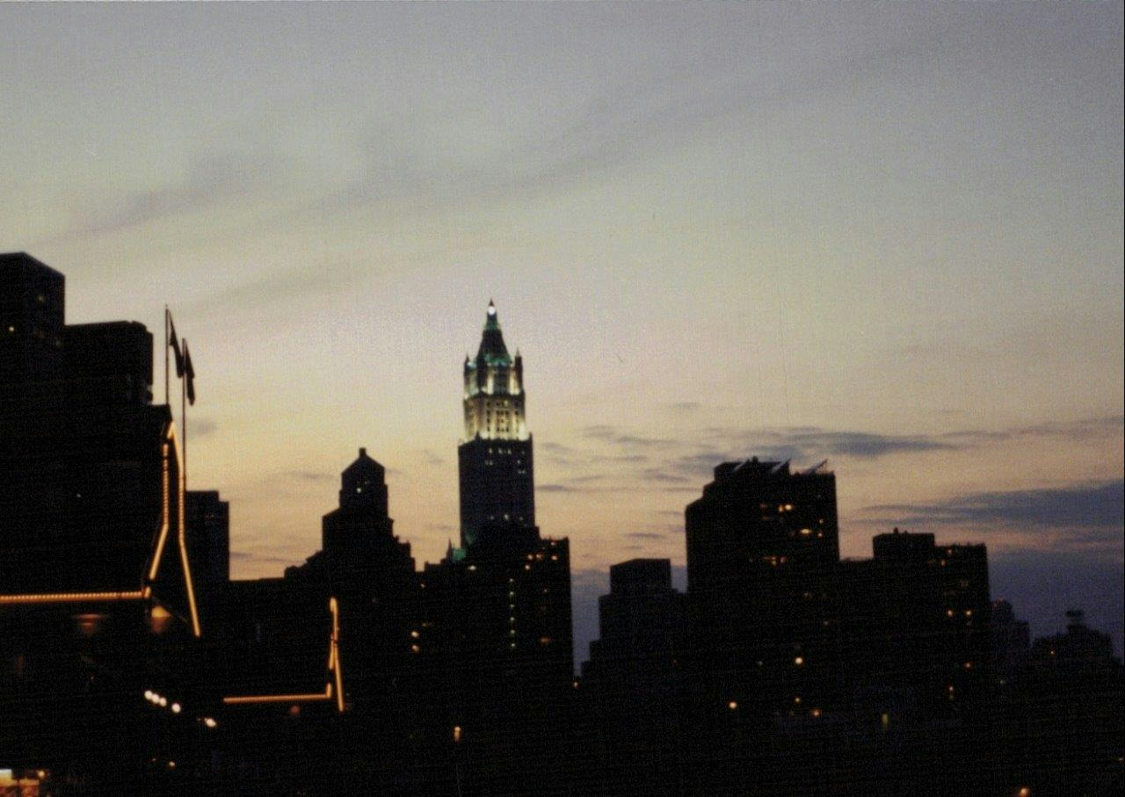 Stadt-Silhouette bei Sonnenuntergang mit beleuchtetem Wolkenkratzer