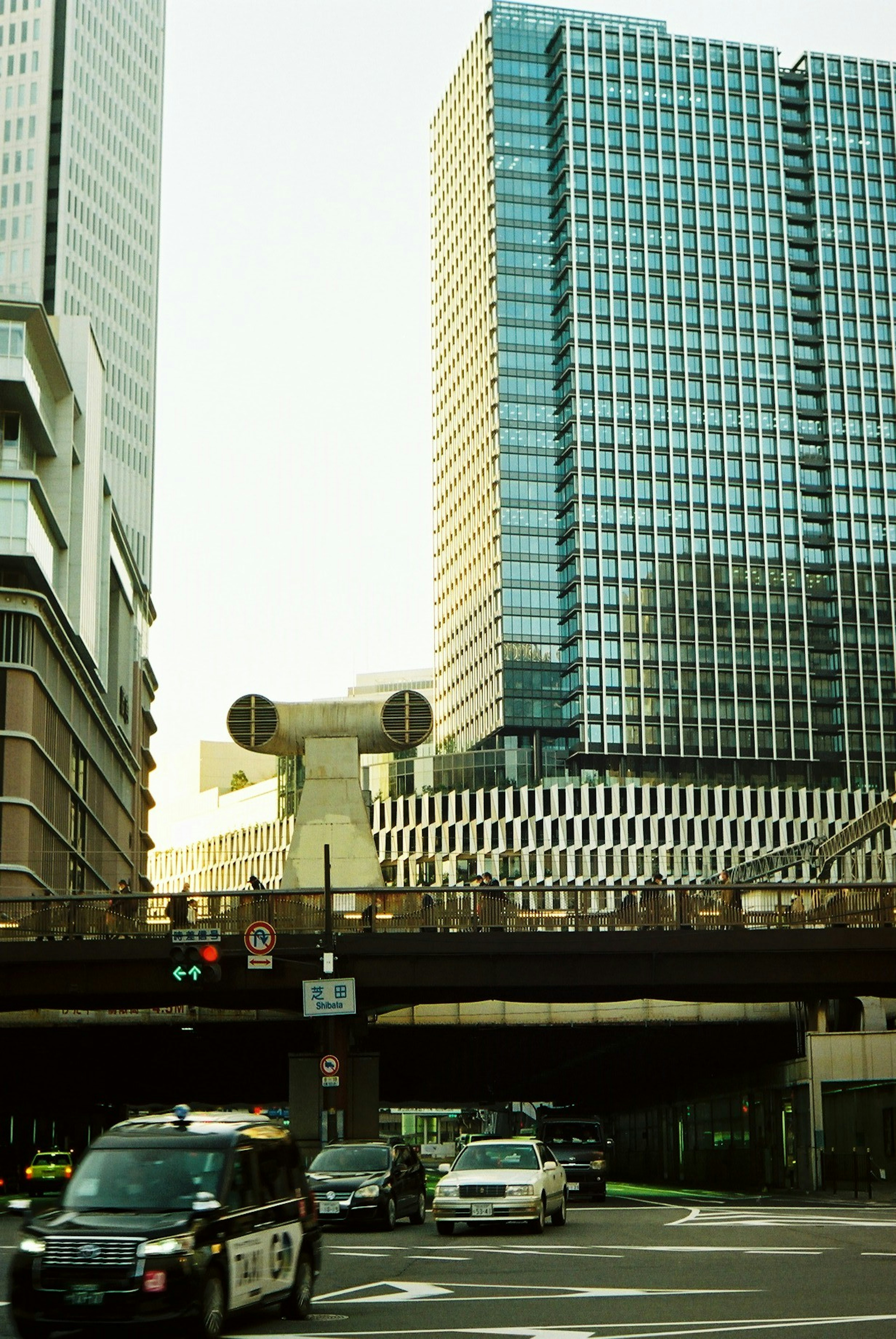 Paysage urbain avec des gratte-ciels et une intersection