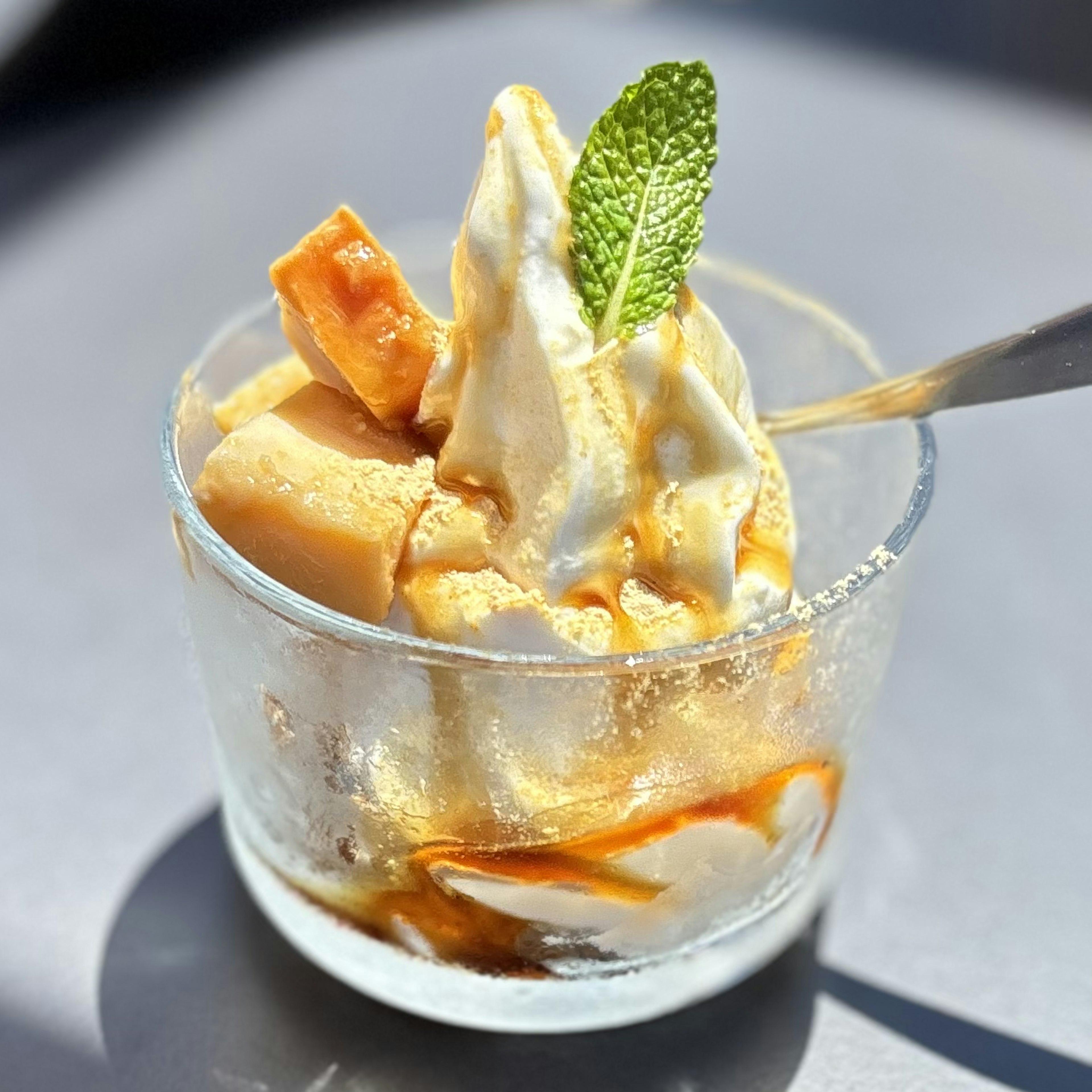 Crème glacée onctueuse avec sauce caramel dans une coupe en verre