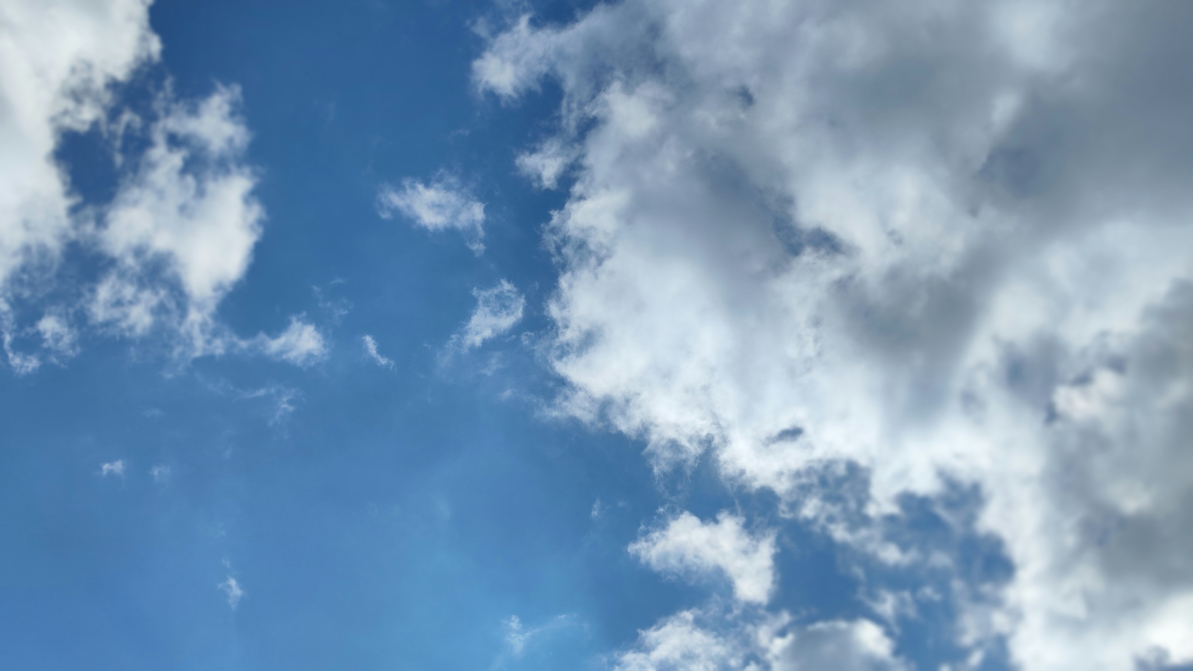 Pemandangan langit biru dengan awan putih