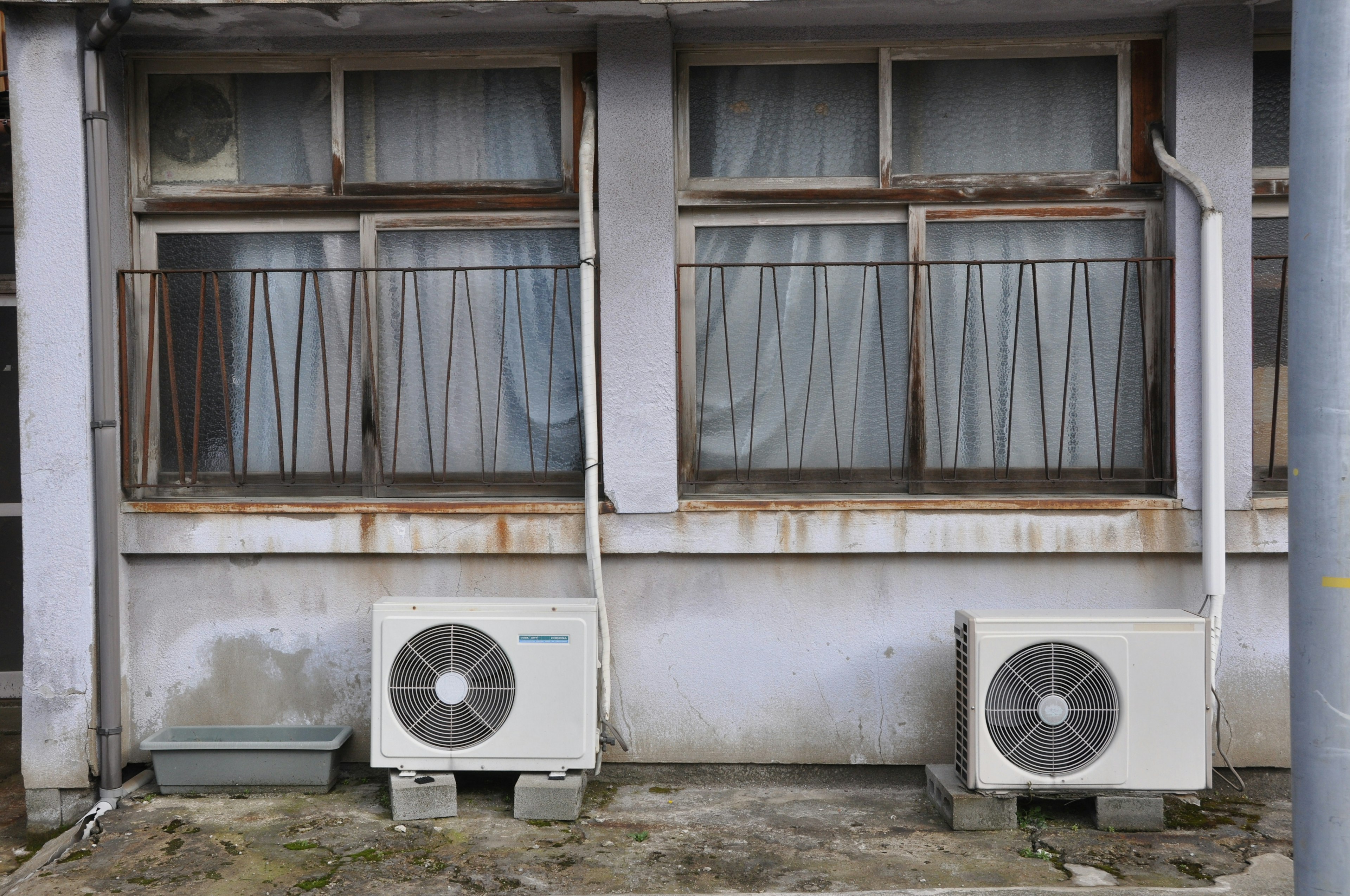 Escena con ventanas de un edificio antiguo y unidades de aire acondicionado