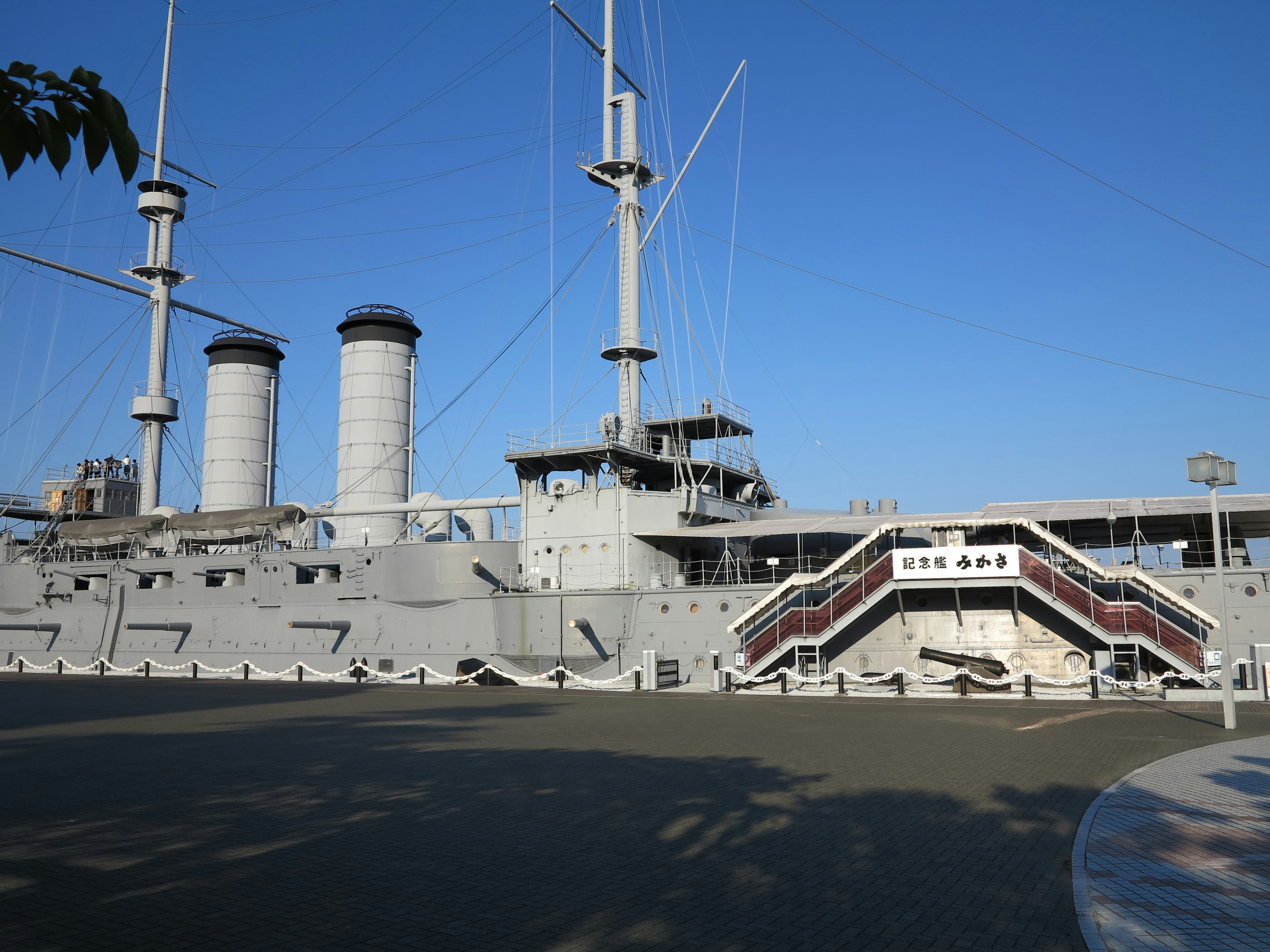 歷史戰艦側面視圖和獨特煙囪