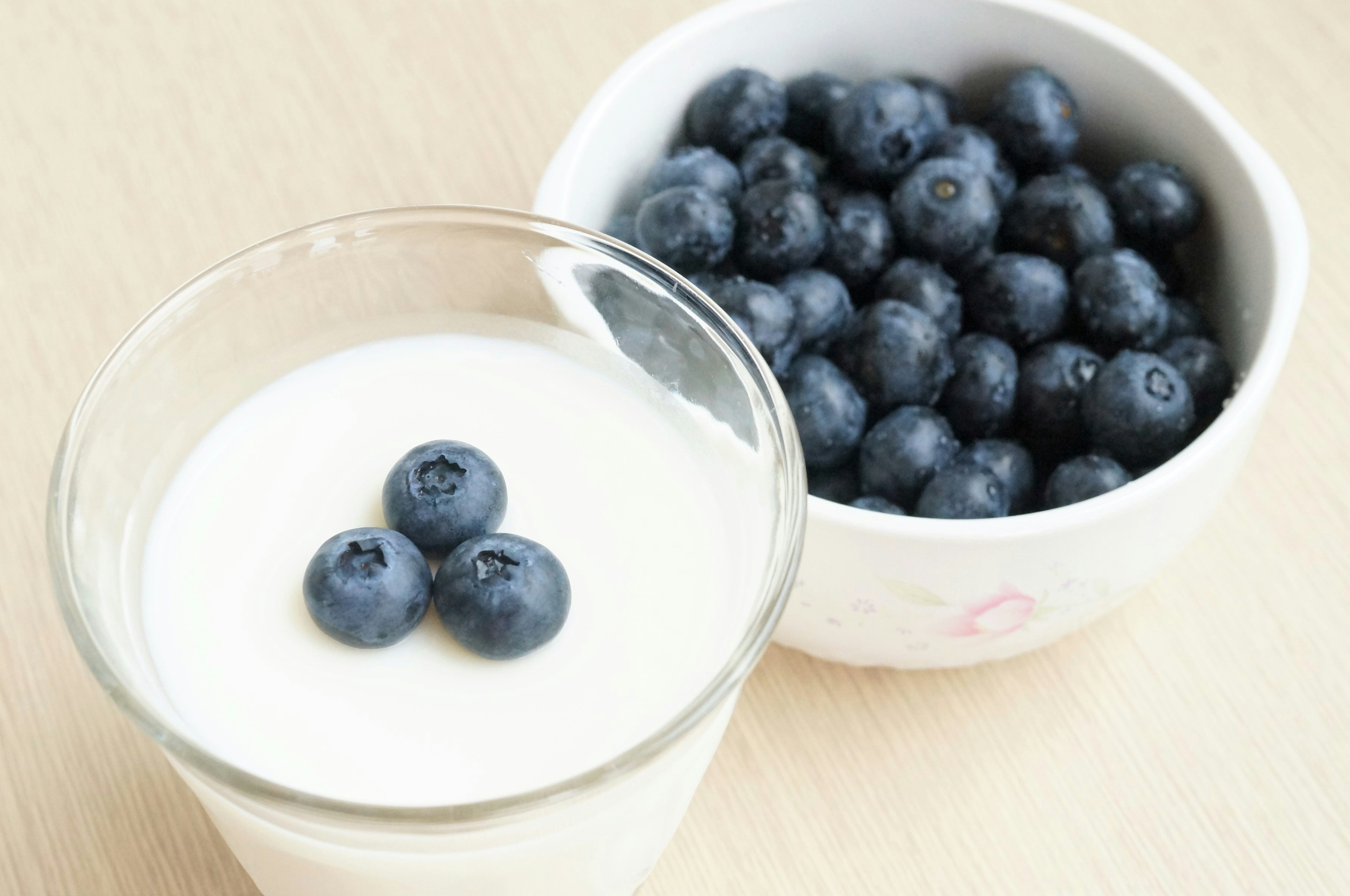 Bild von Heidelbeeren und Joghurt in einem Glas