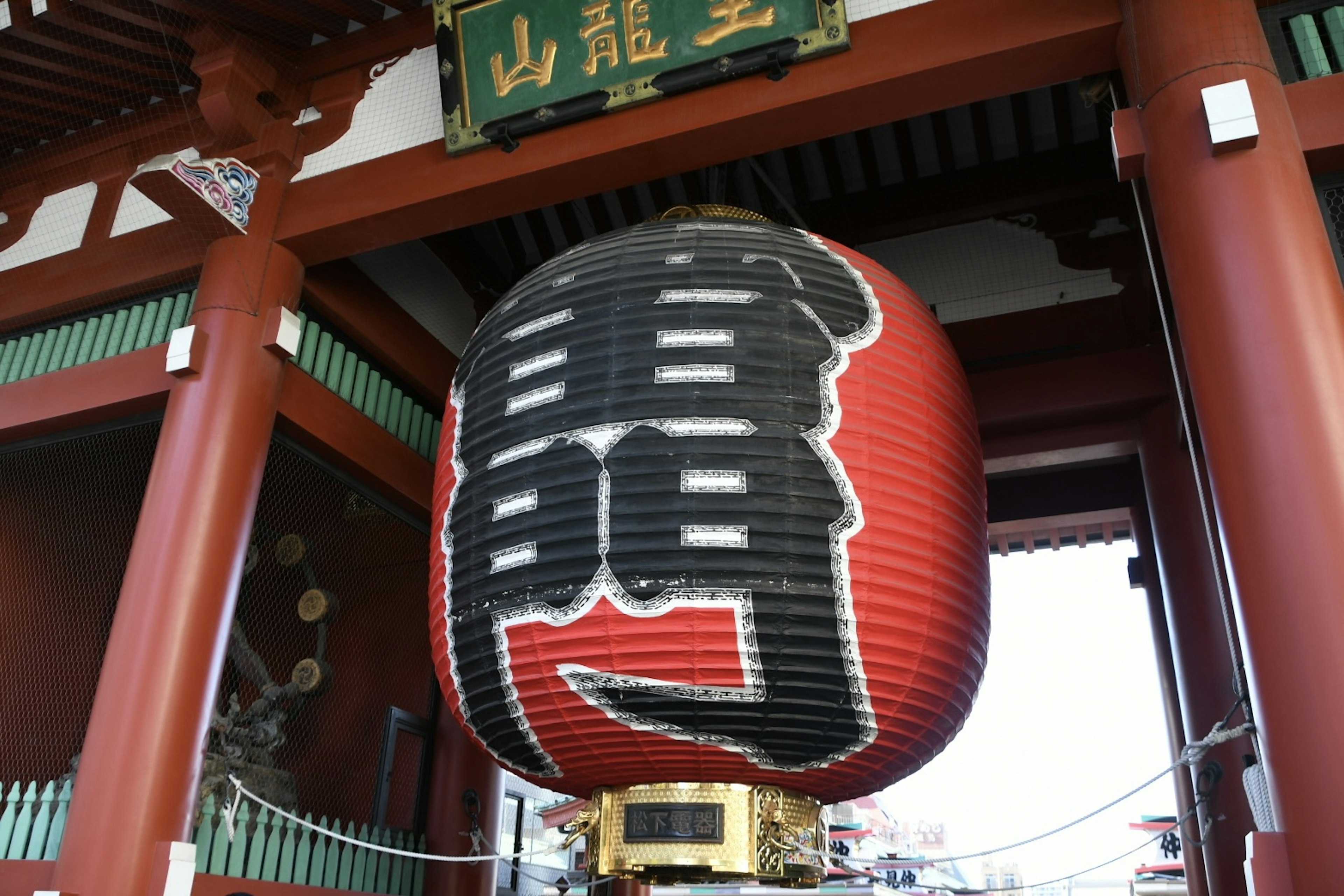 Lentera merah raksasa di Kuil Senso-ji dengan karakter kanji