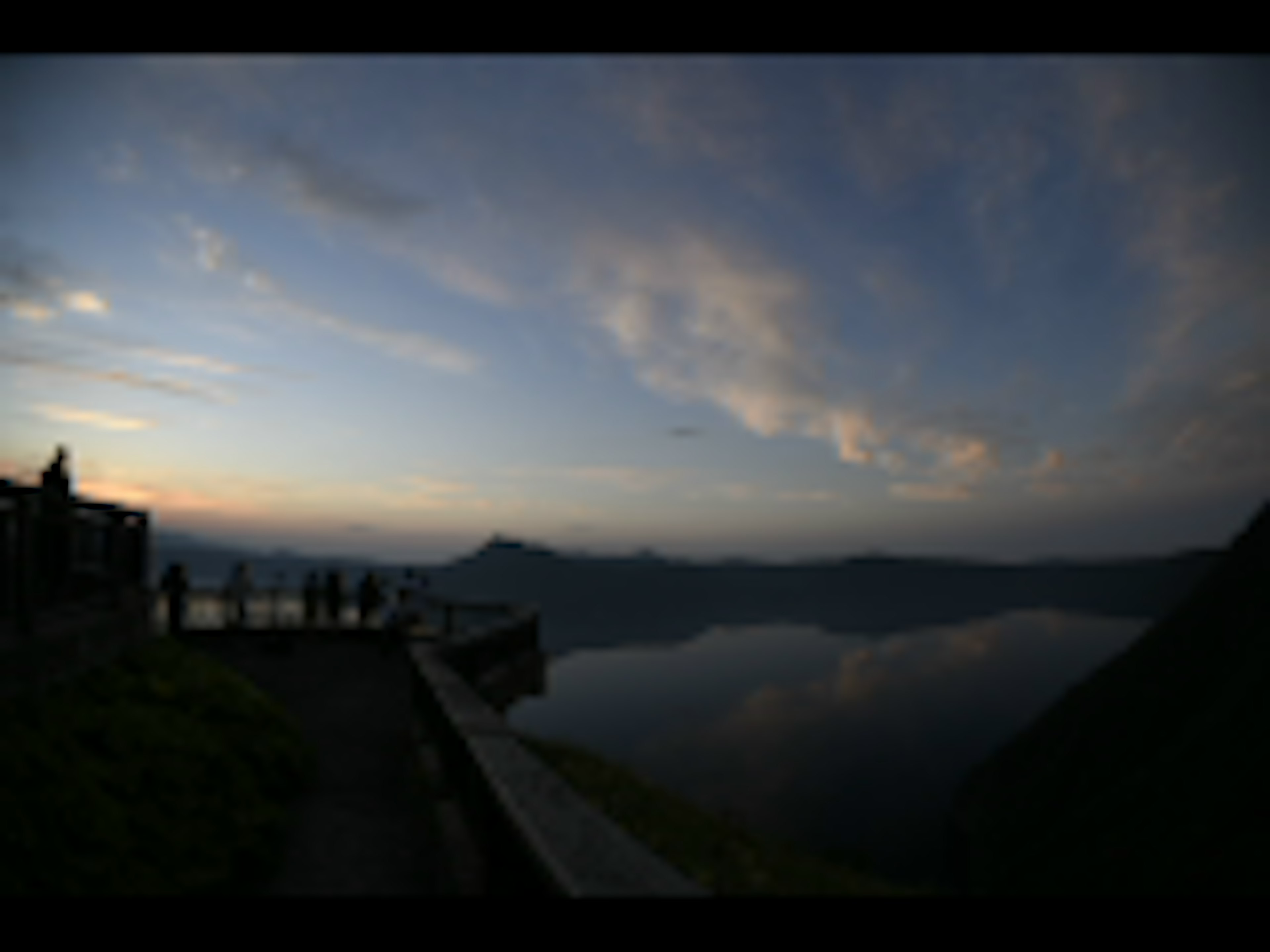 夕暮れの湖の風景と山々のシルエットが映る美しい景色