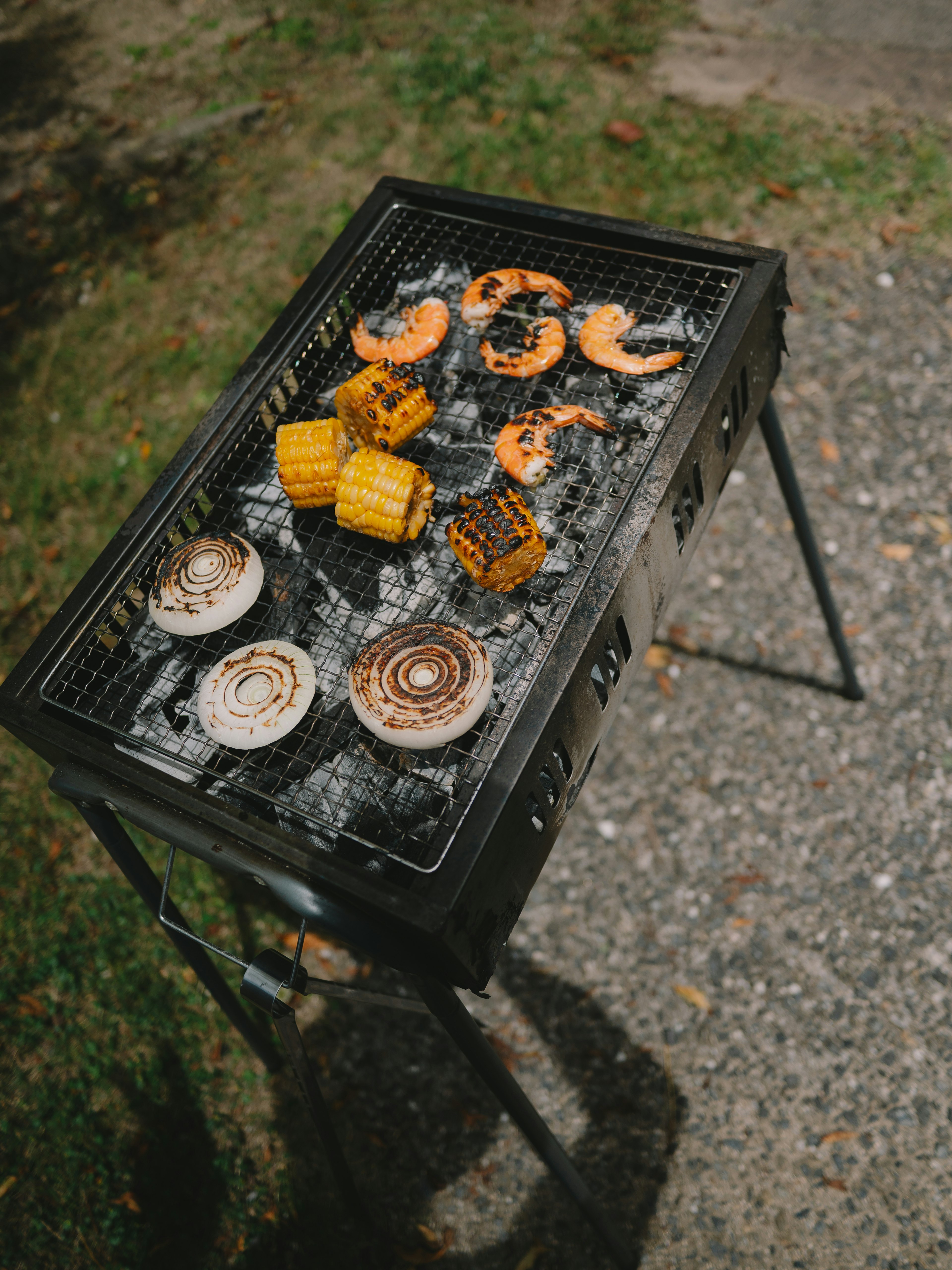 Gegrillte Garnelen und Mais auf einem Grill