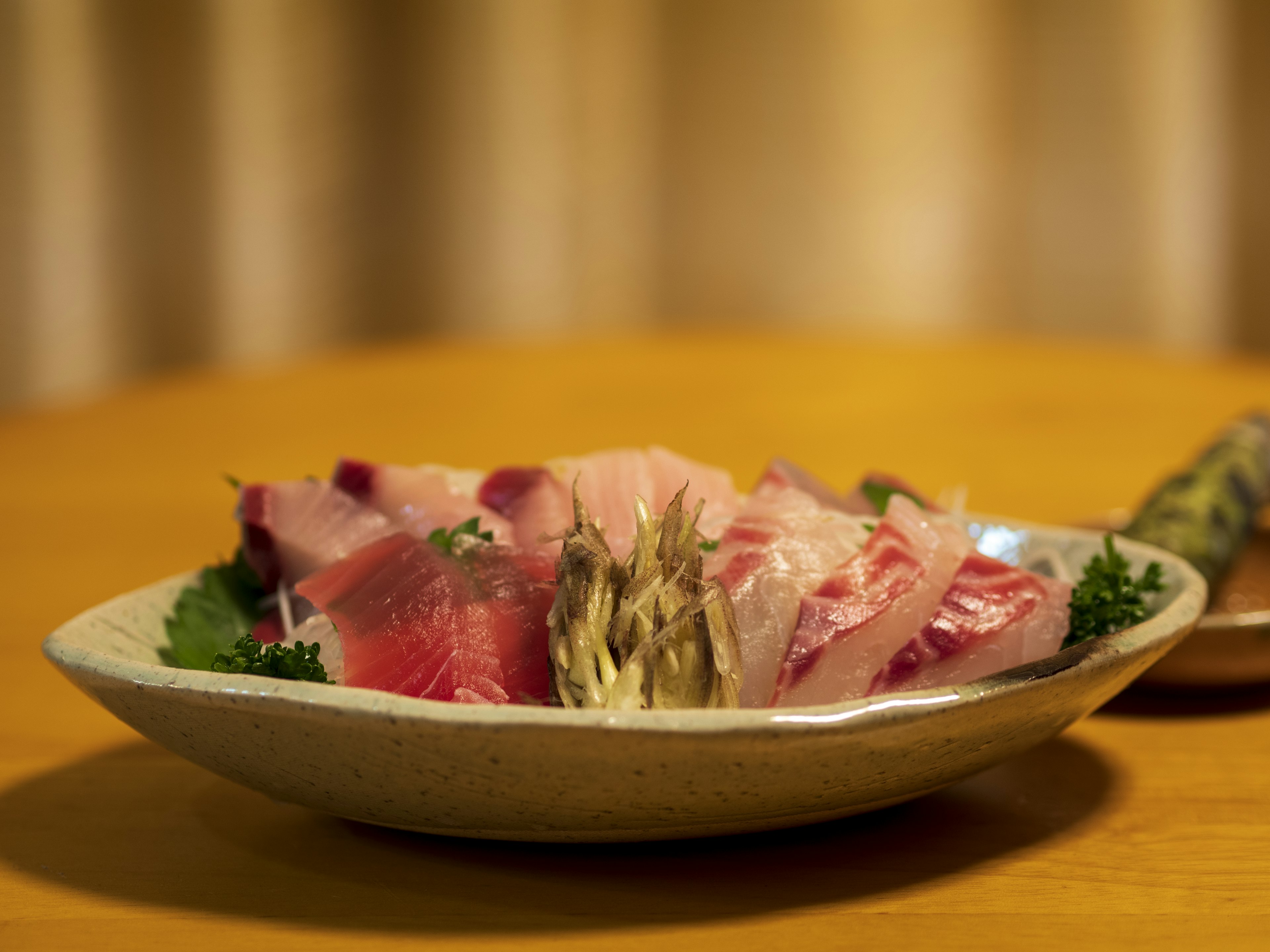 Un beau plateau de sashimi disposé sur une assiette