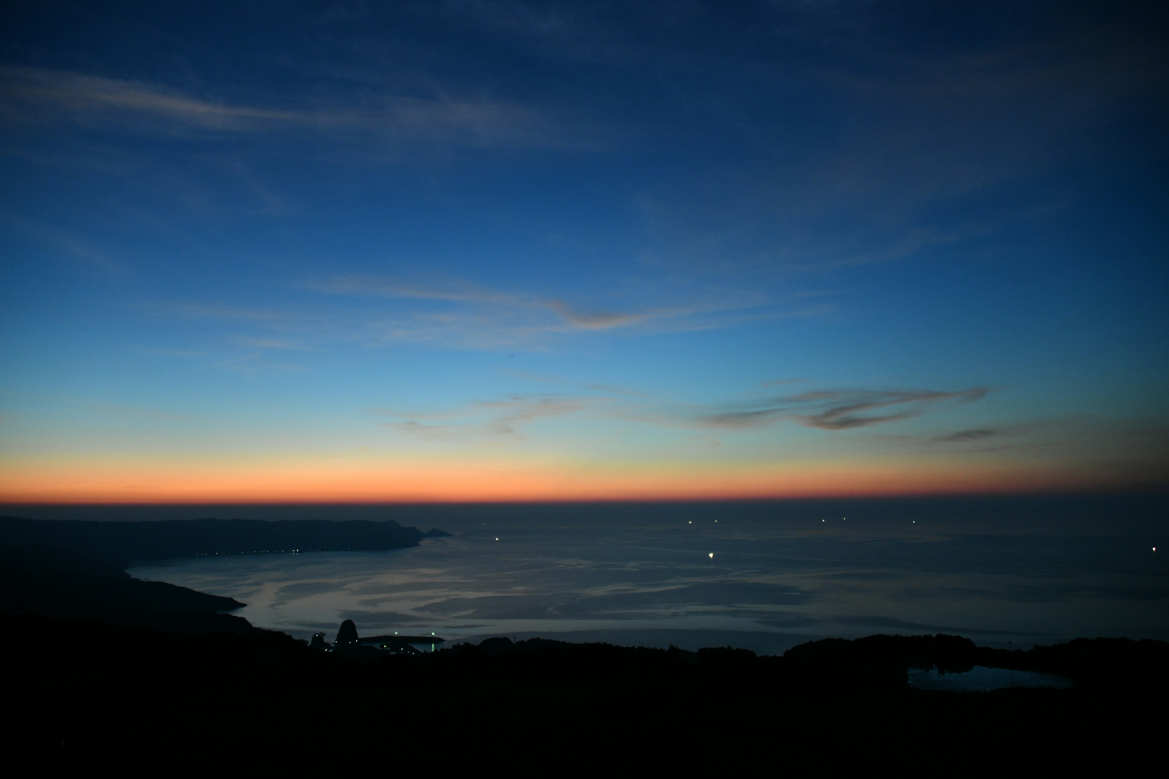 海の夕焼けと青空のグラデーション