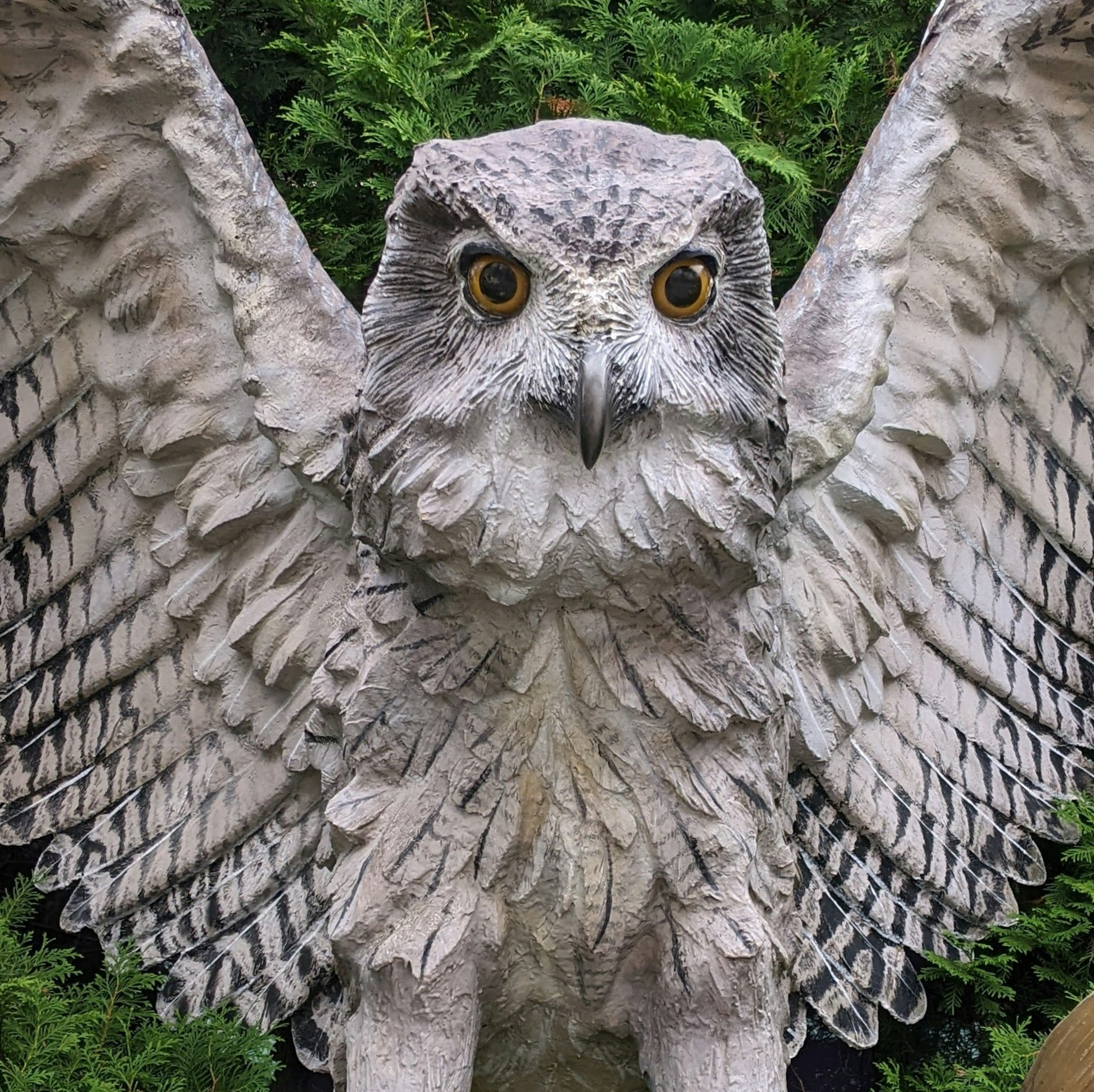 Escultura realista de búho con alas extendidas