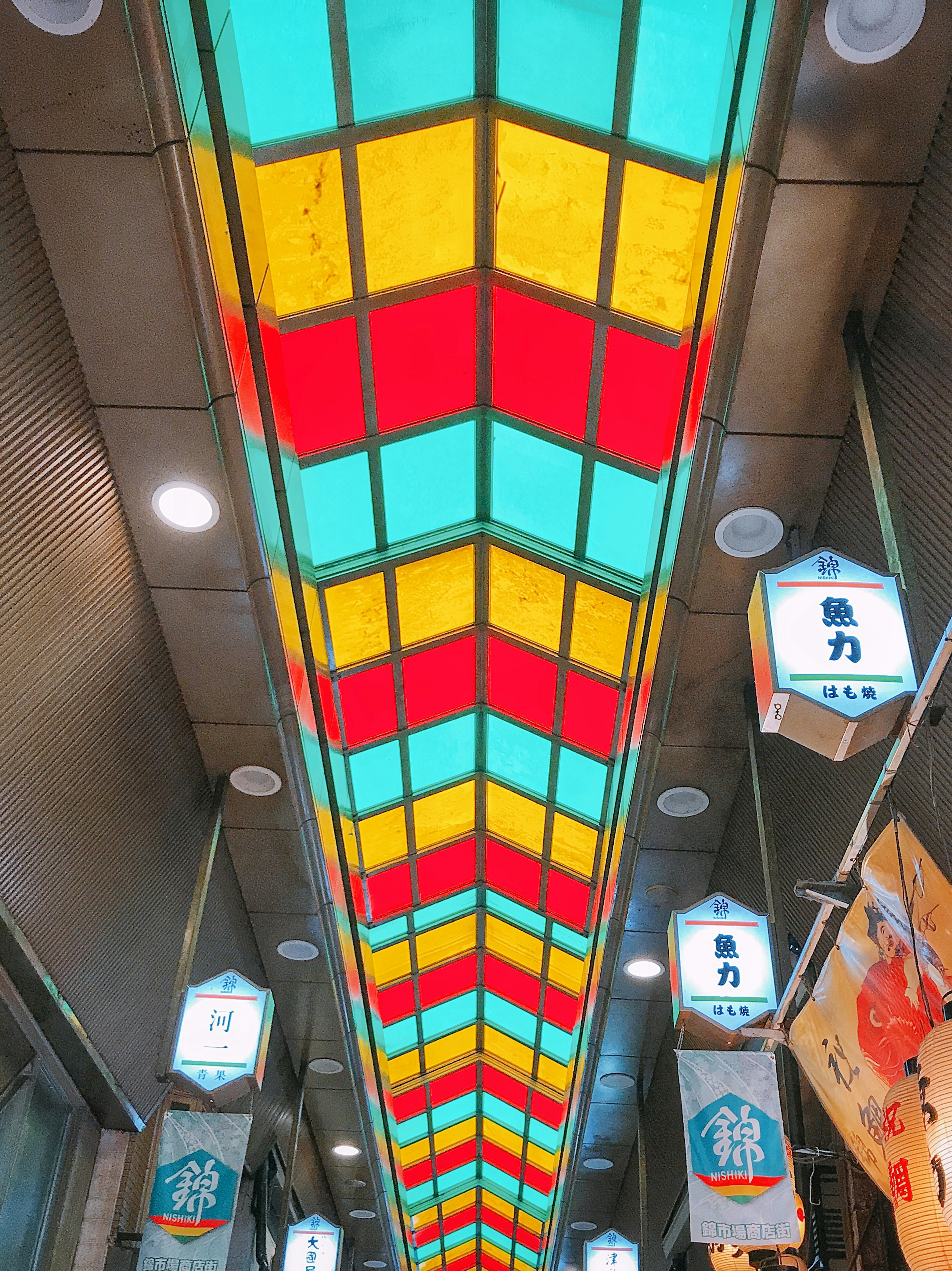 Plafond en vitraux colorés dans une arcade commerçante