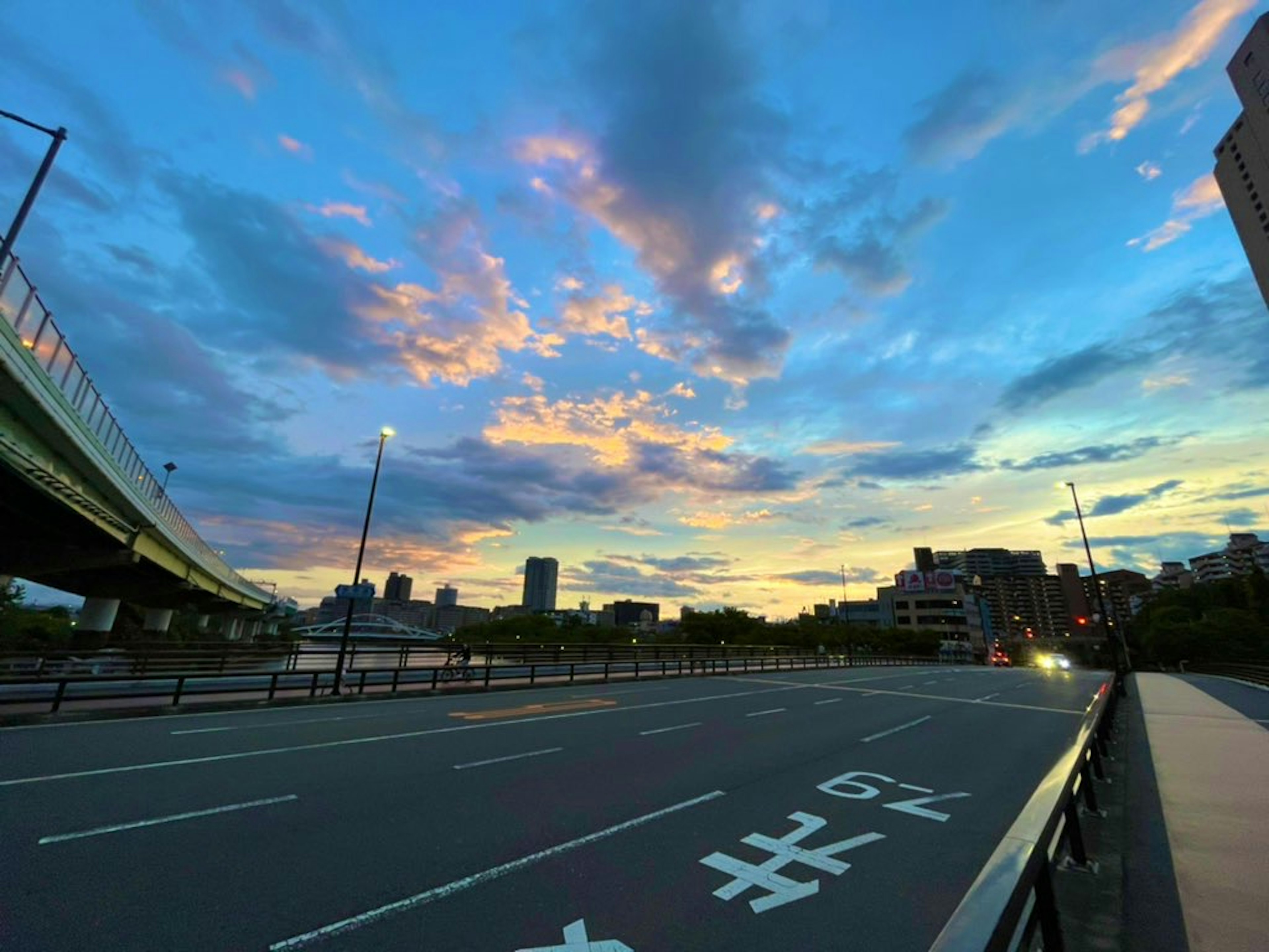 Pemandangan langit senja di atas jalan kosong