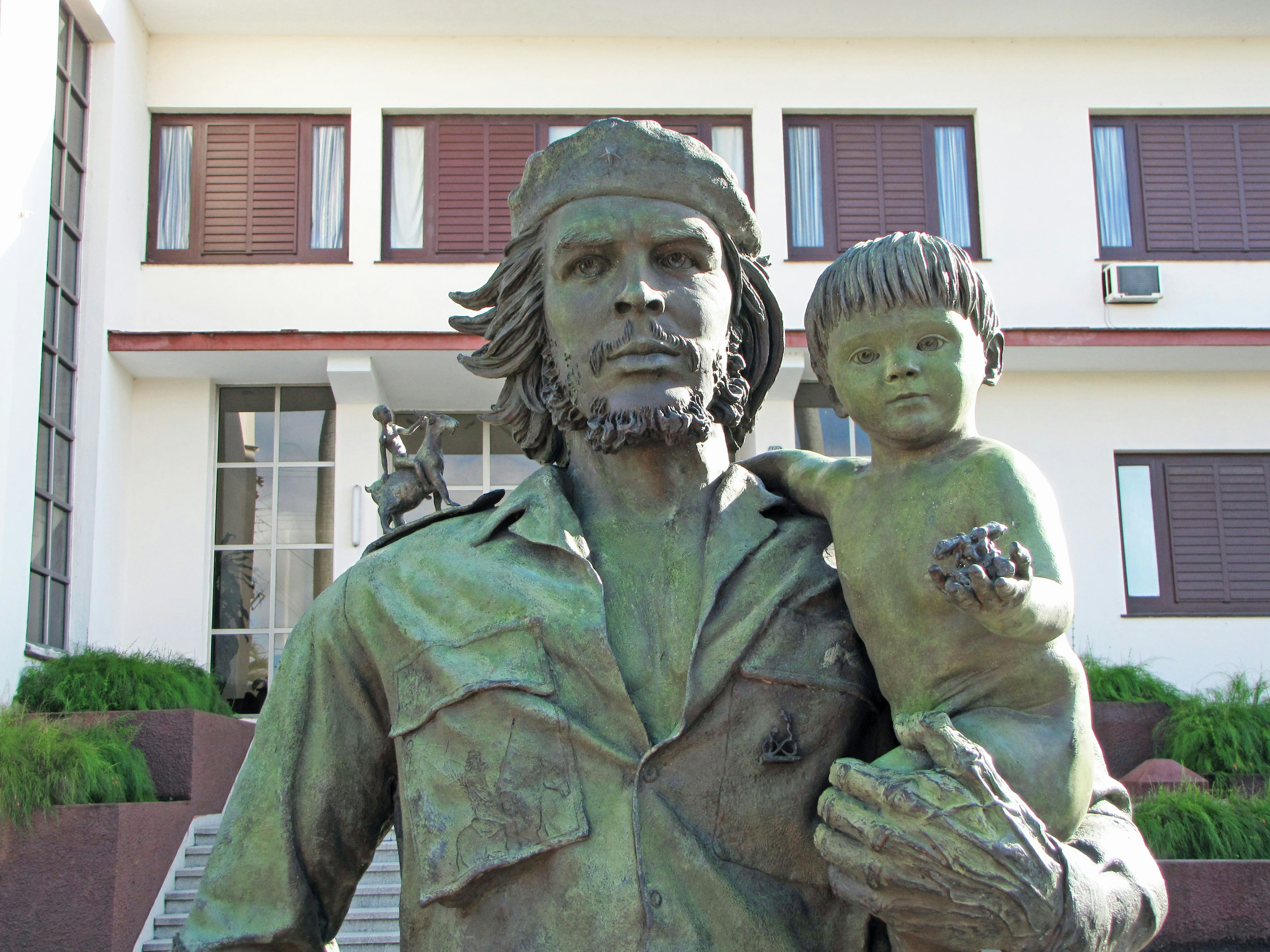 Statue en bronze d'Ernesto Che Guevara tenant un enfant