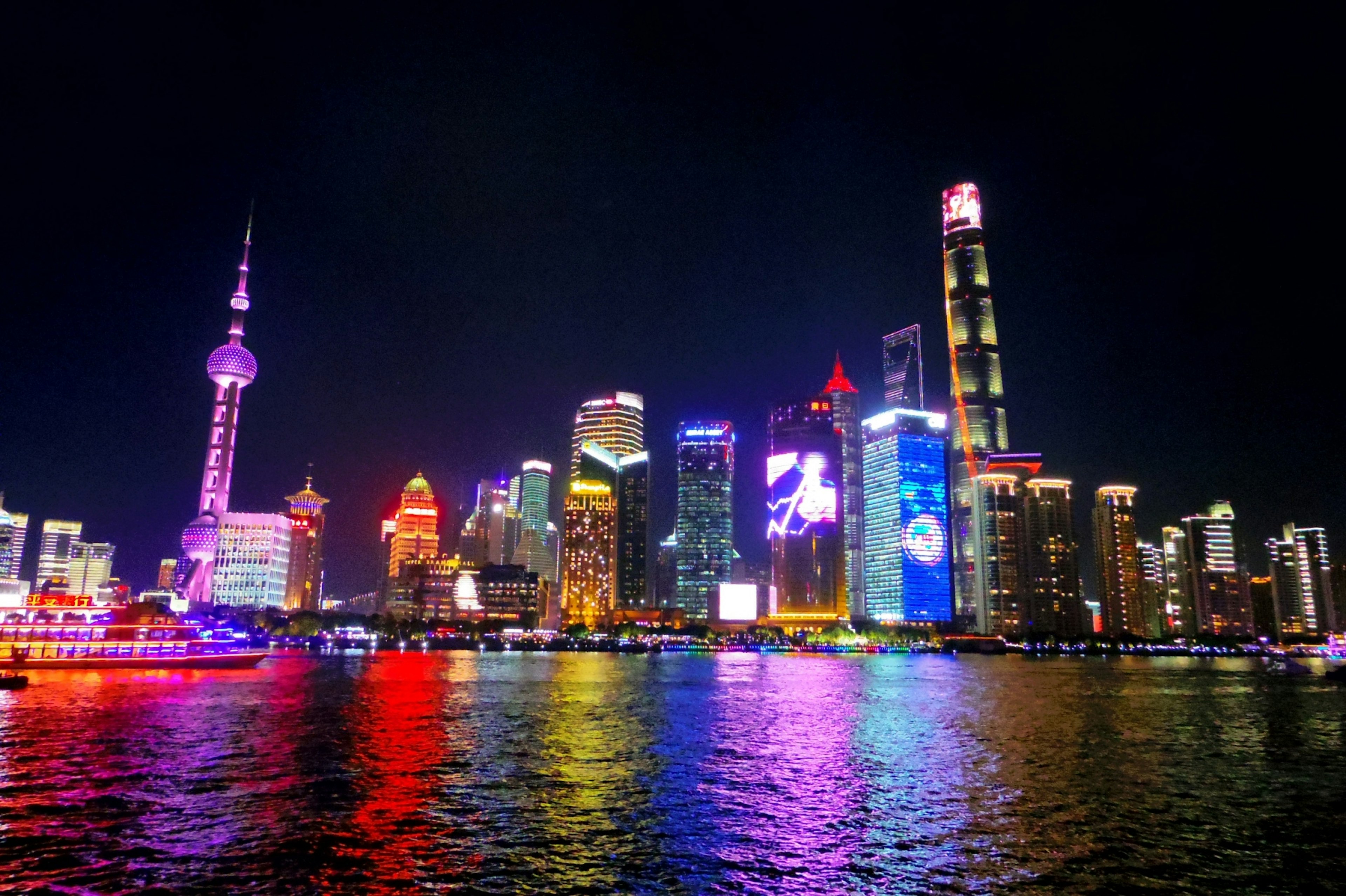 Skyline von Shanghai bei Nacht mit bunten Lichtern