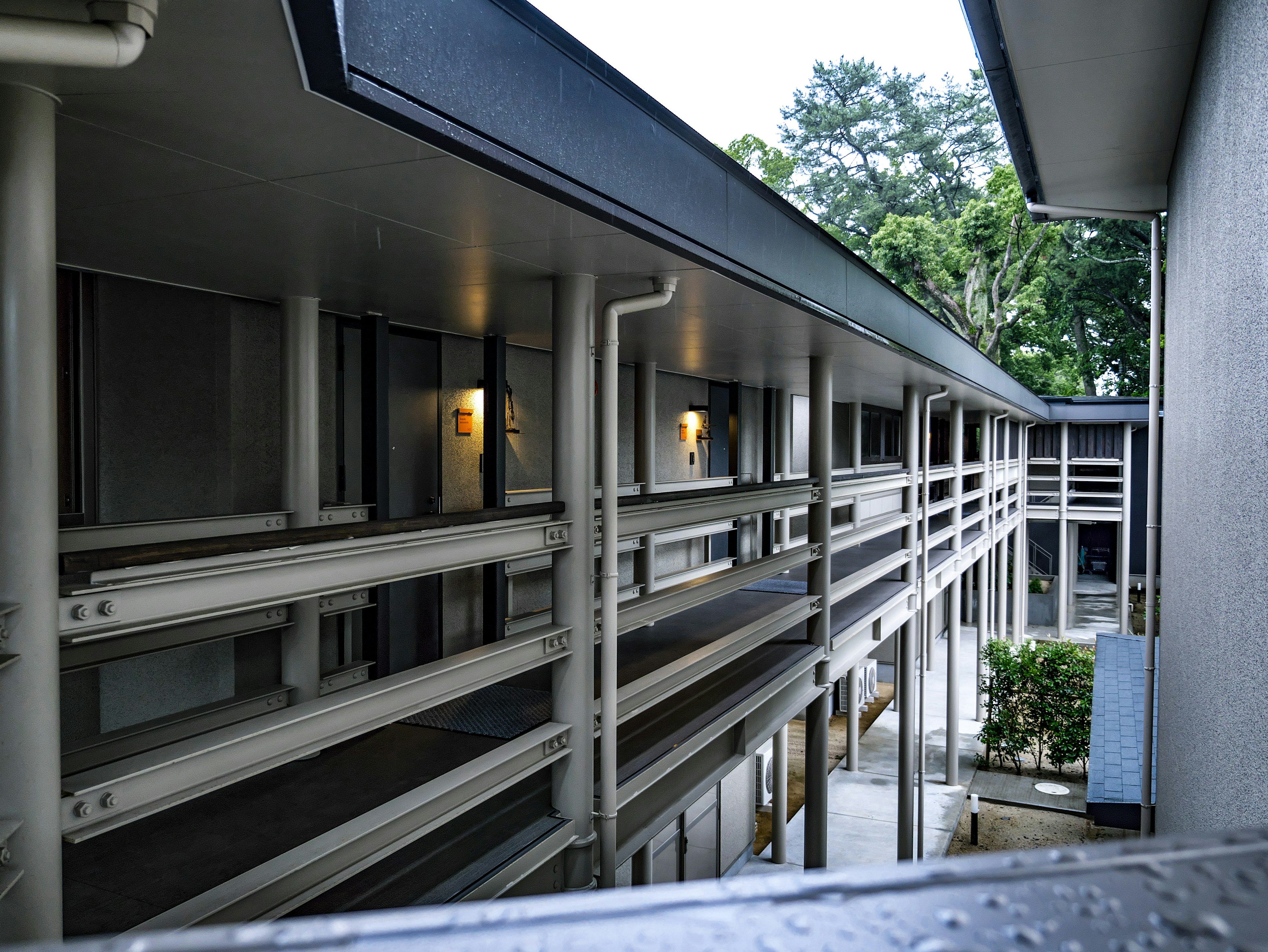 Vista interna di un edificio residenziale con cortile visibile