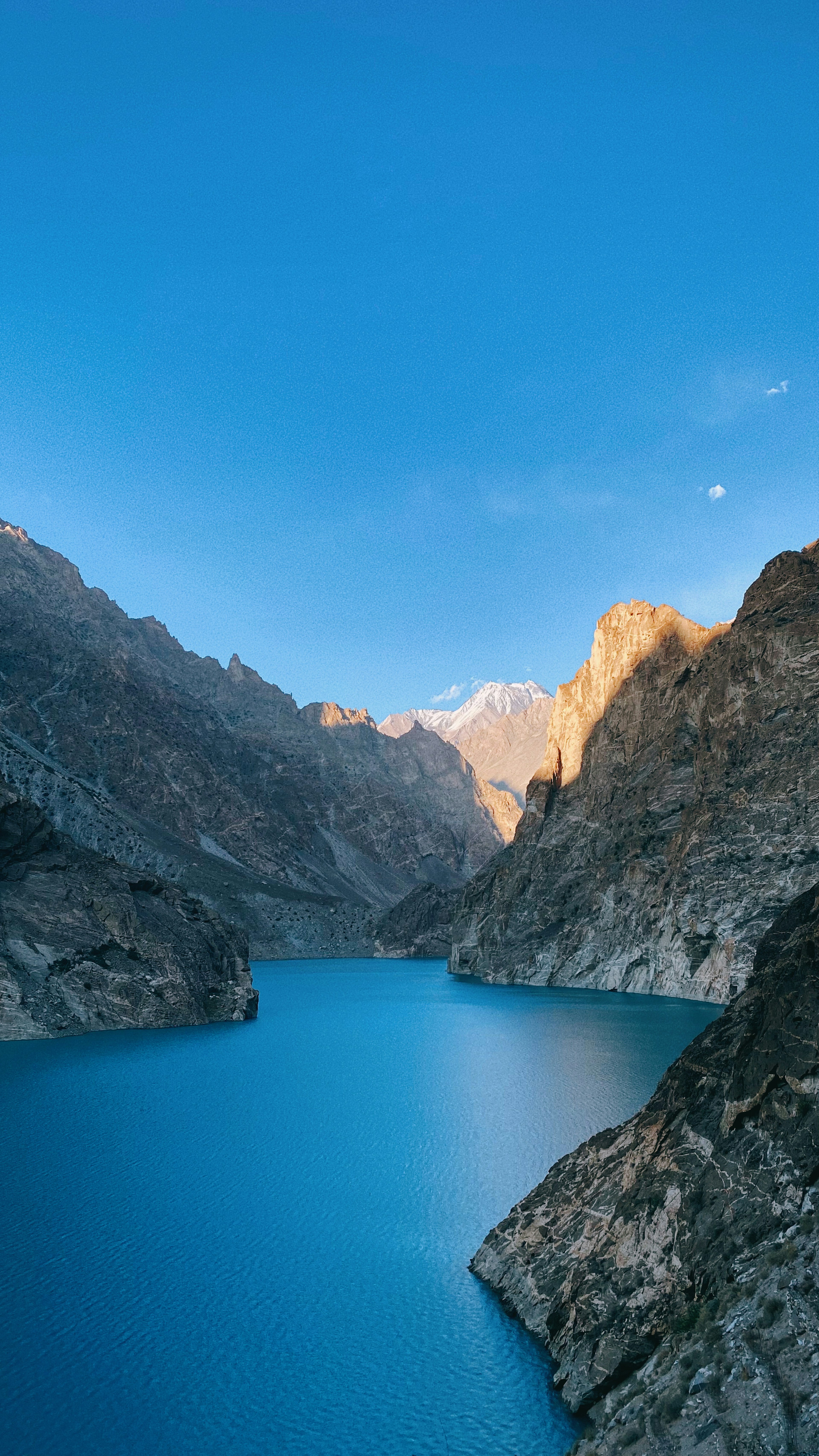 Malersicher Blick auf einen blauen See umgeben von Bergen unter klarem Himmel