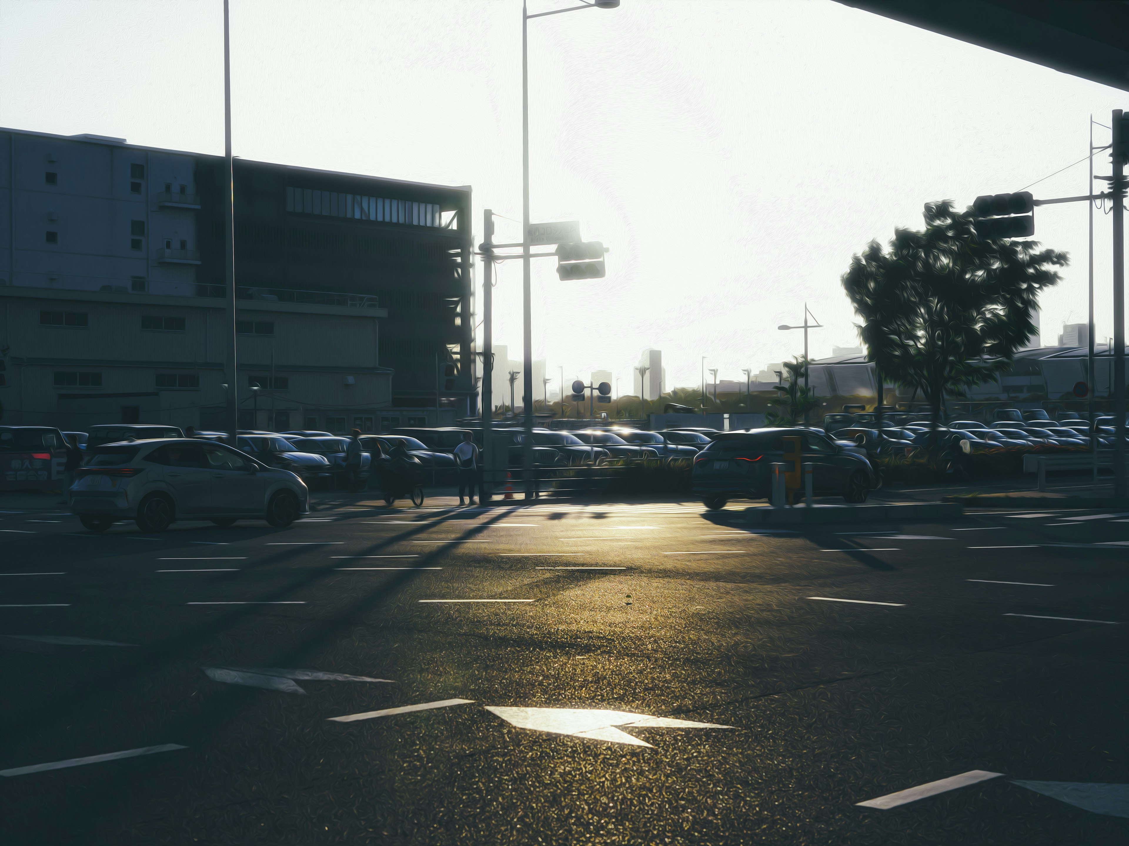 Intersection au crépuscule avec des voitures garées et des silhouettes de bâtiments