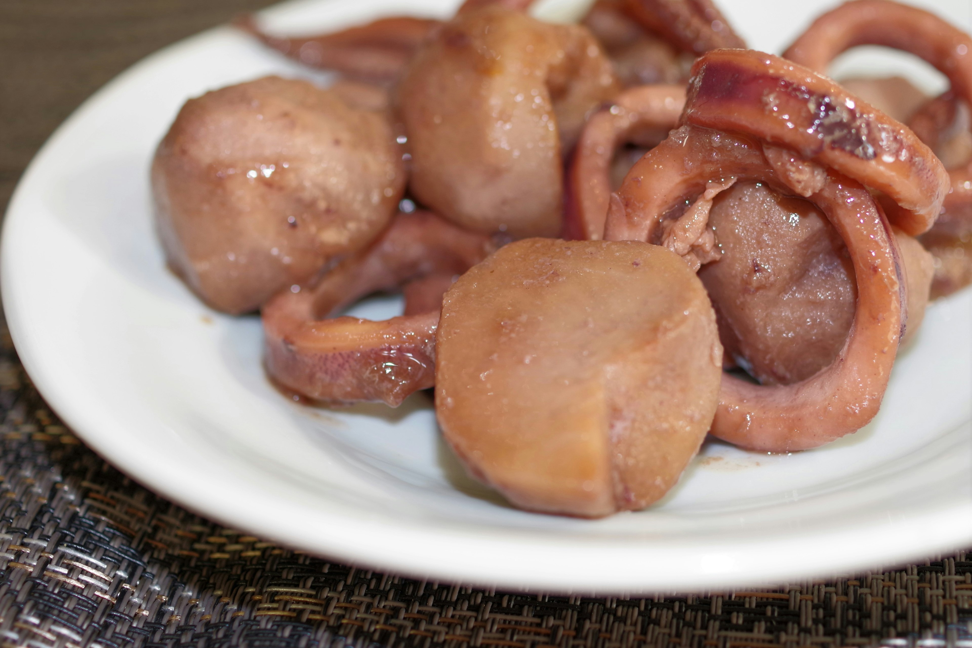 Plato con pulpo y alimentos en forma de bola