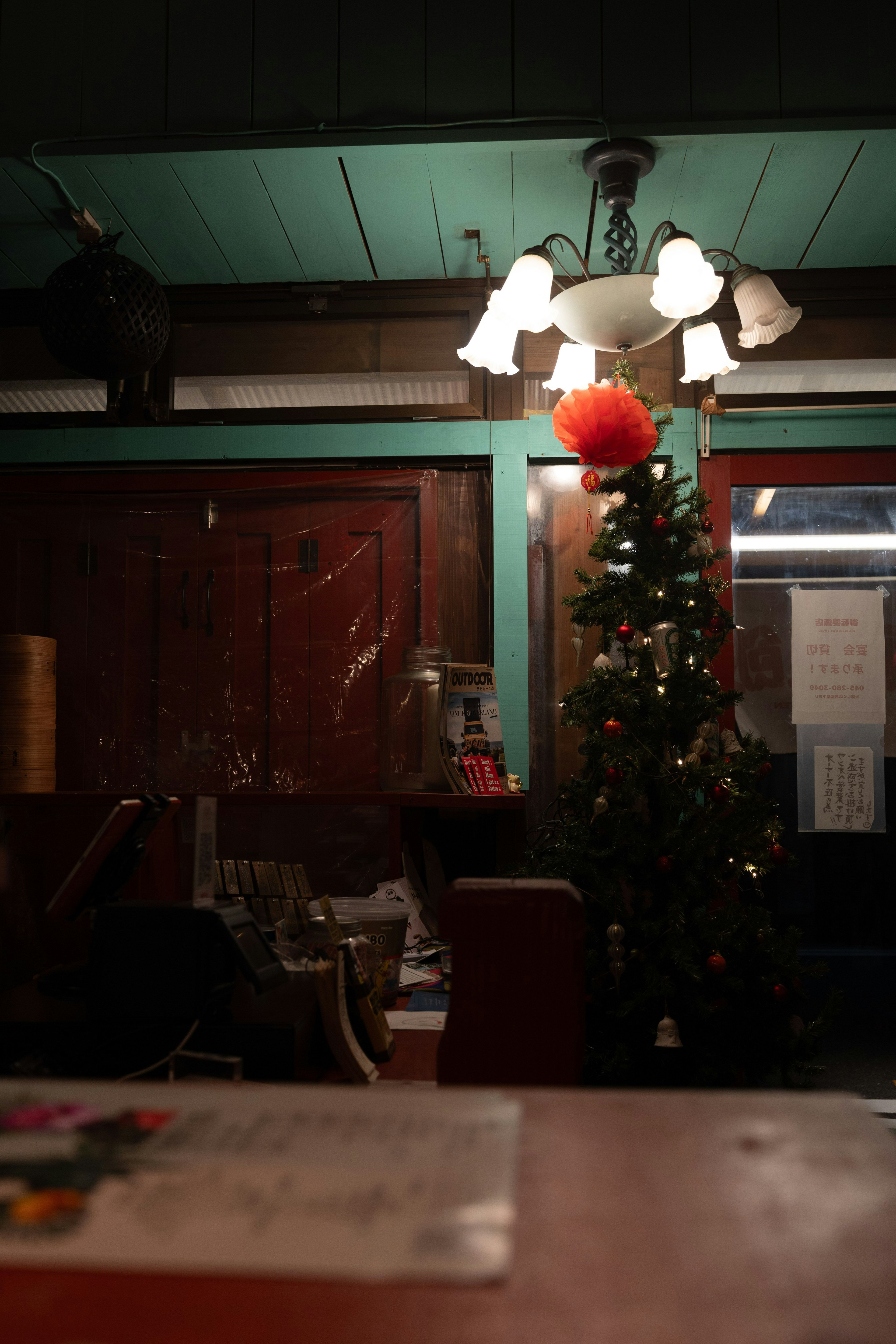 Escena interior acogedora con un árbol de Navidad y luz cálida