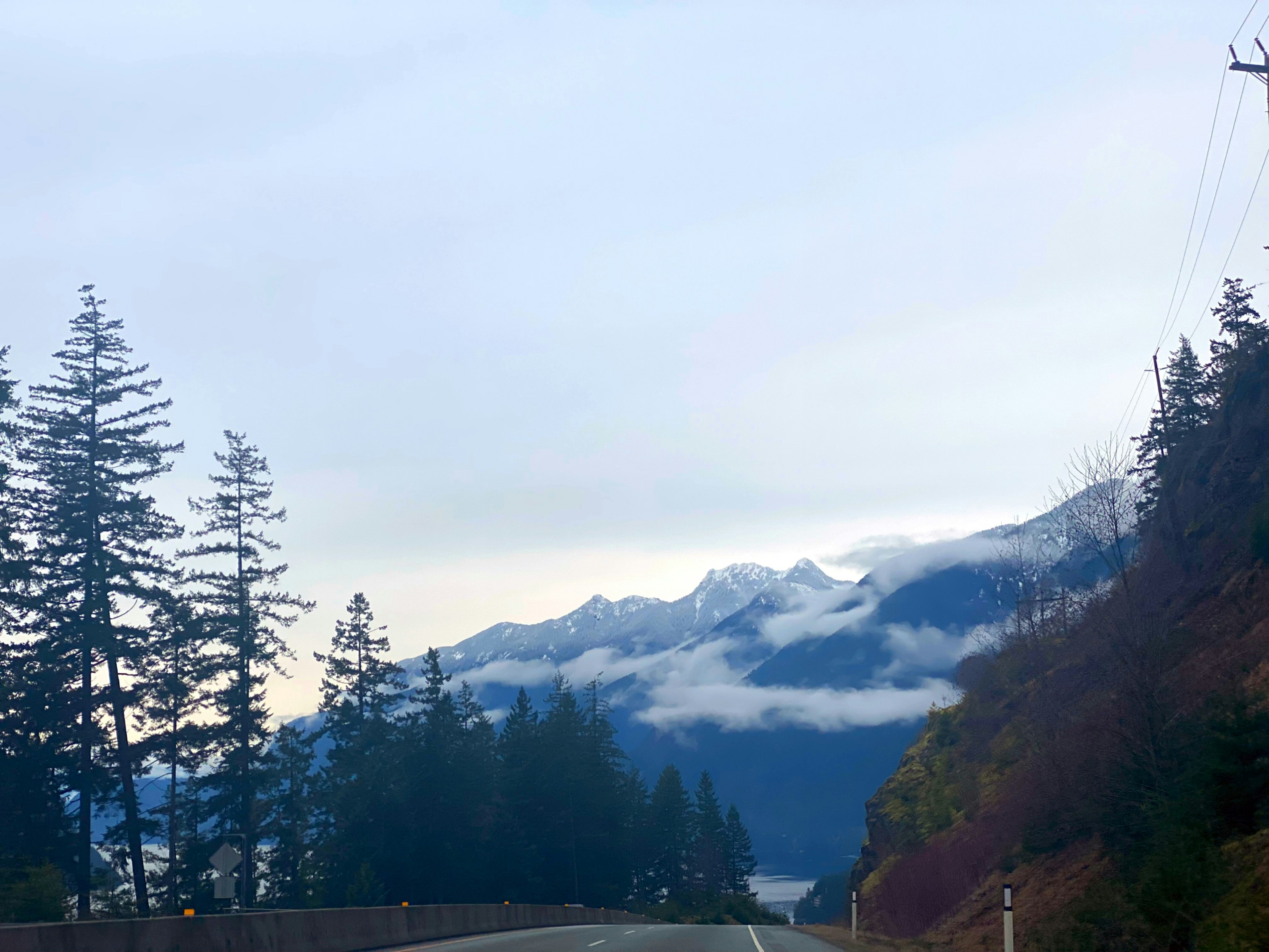 Vista panoramica di una strada con montagne e nebbia sullo sfondo