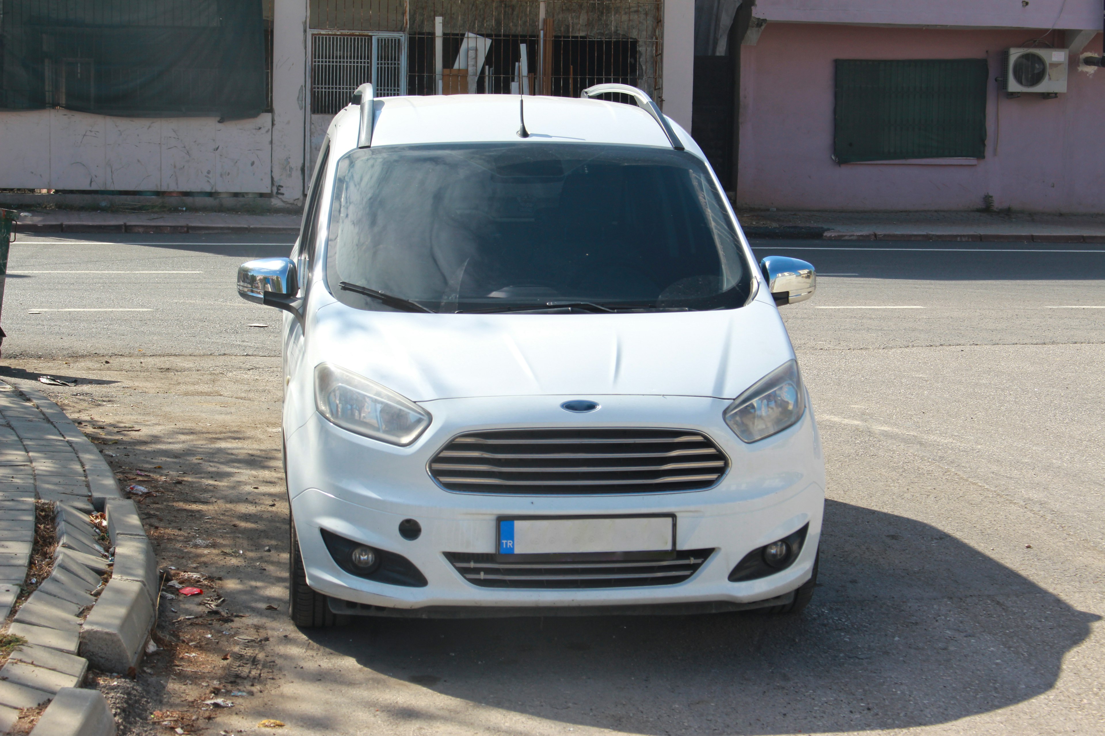 Véhicule Ford blanc garé dans la rue